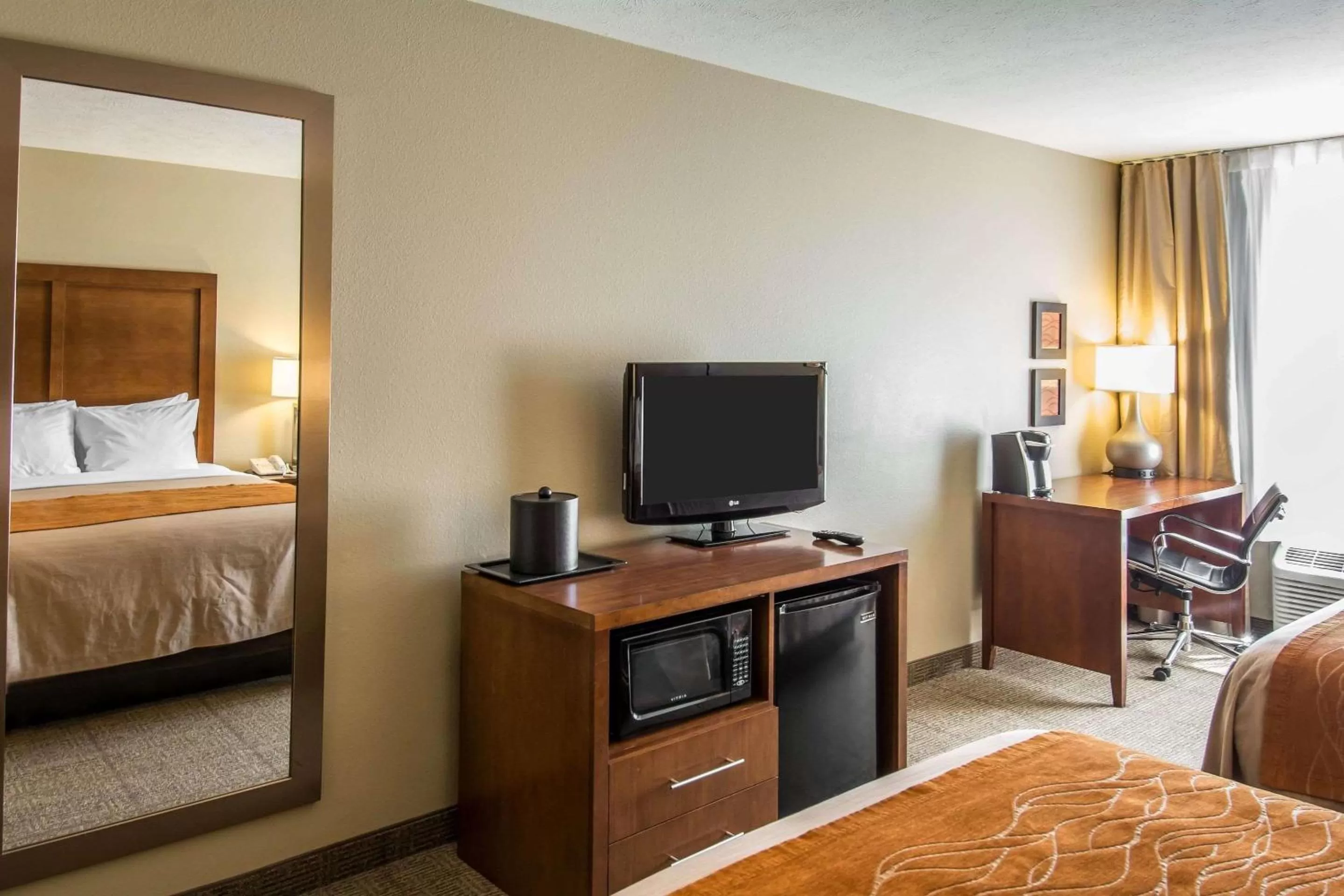 Photo of the whole room, Bed in Comfort Inn & Suites