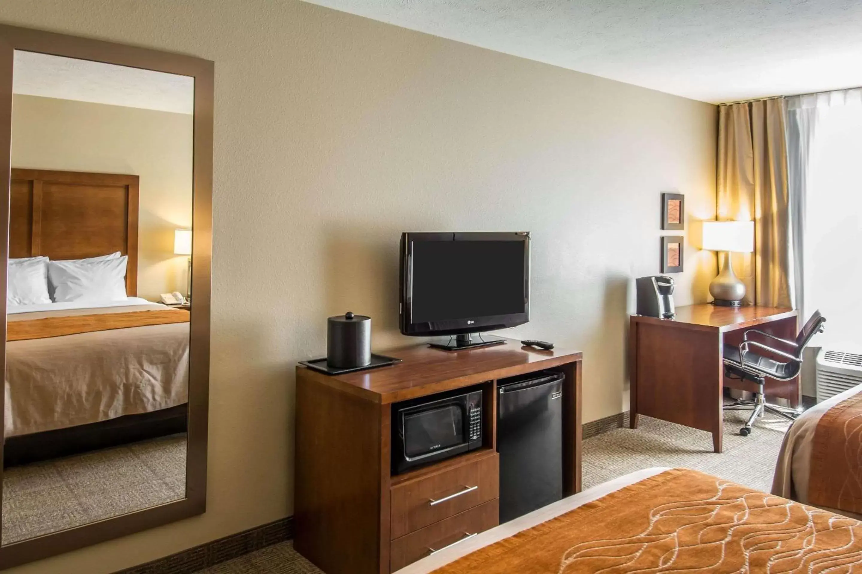 Photo of the whole room, TV/Entertainment Center in Comfort Inn & Suites Spokane Valley