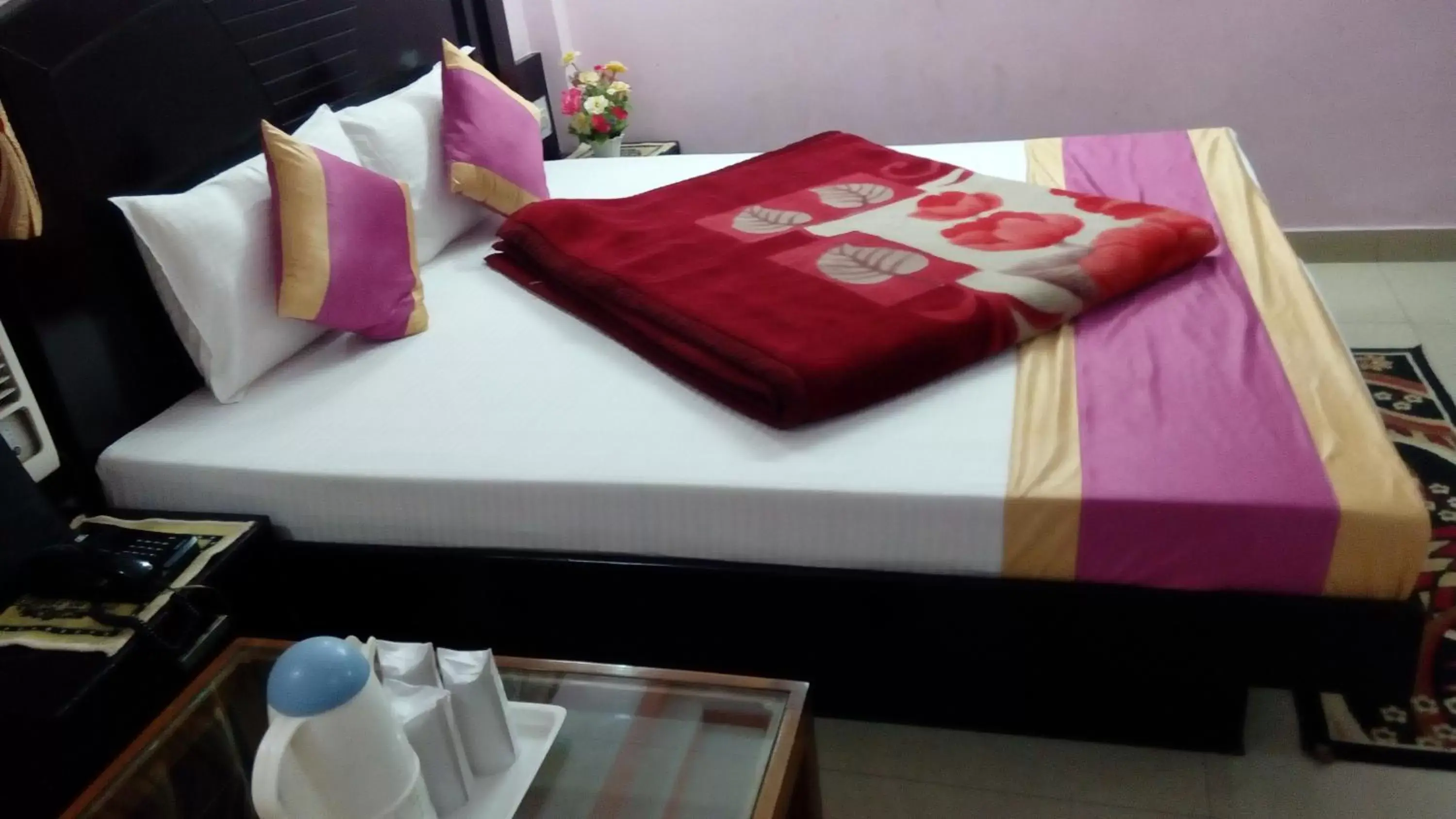 Bedroom, Bed in Hotel Su Shree Continental 5 Minutes Walk From New Delhi Railway Station