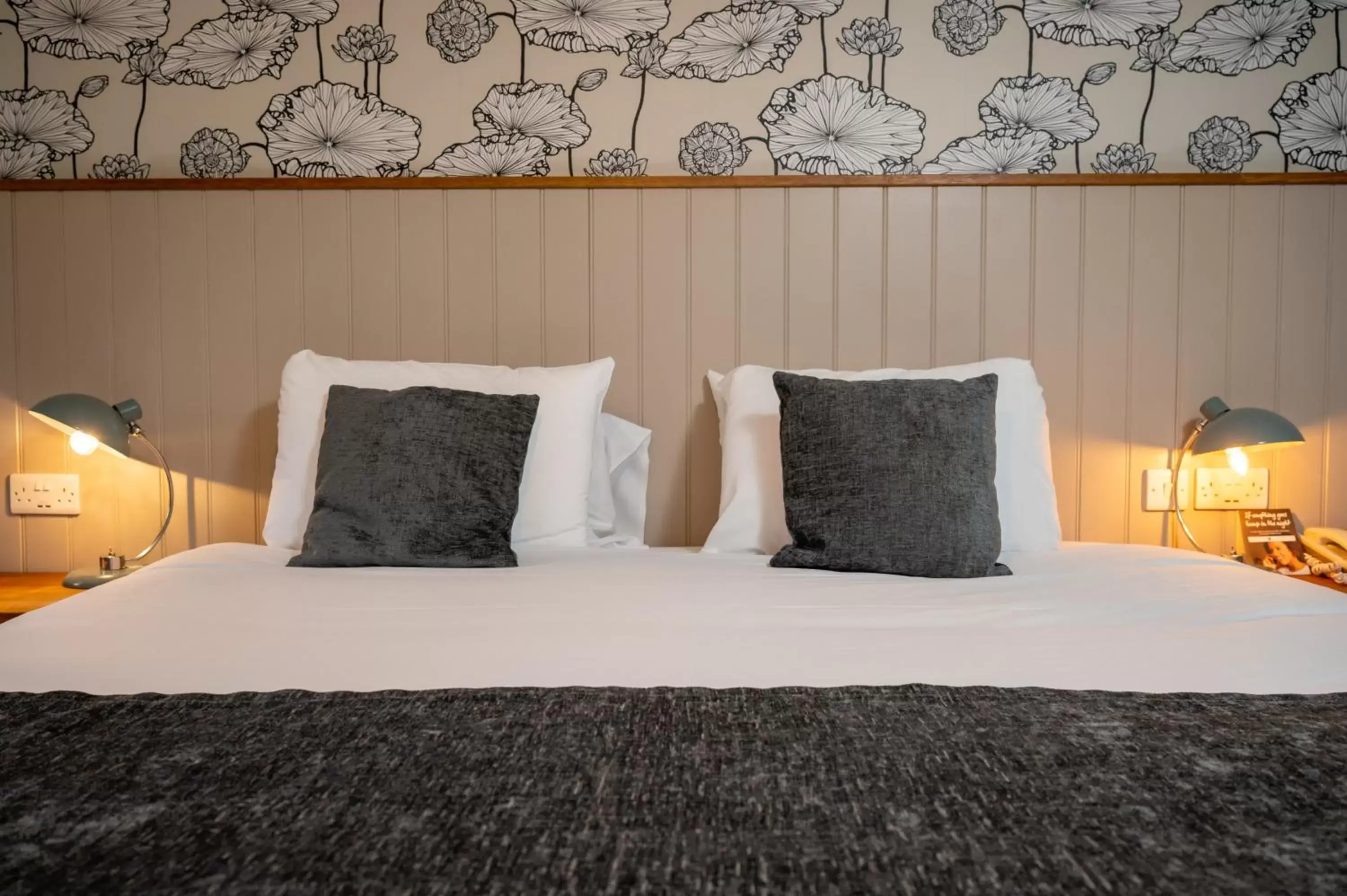 Bedroom, Bed in Cedars Inn by Greene King Inns Bedroom, Bed in Cedars Inn by Greene King Inns