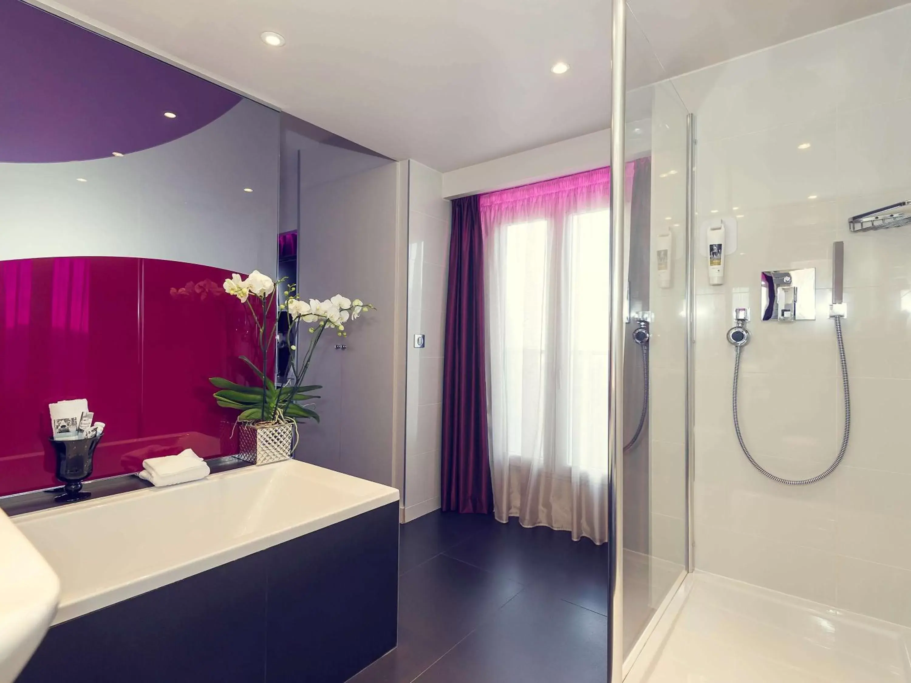 Photo of the whole room, Bathroom in Mercure Paris Place d'Italie