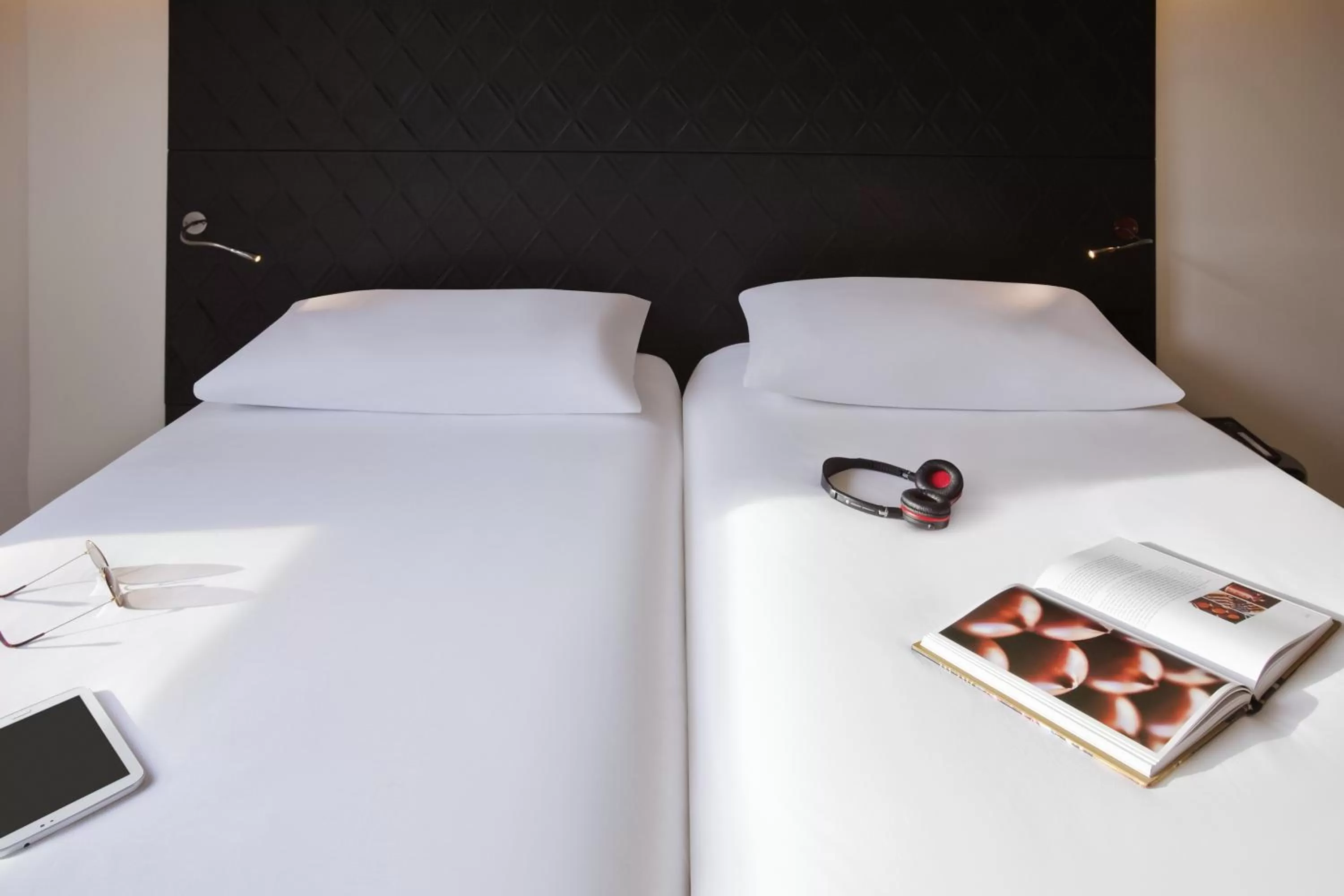 Bed in ibis Styles Paris Buttes Chaumont