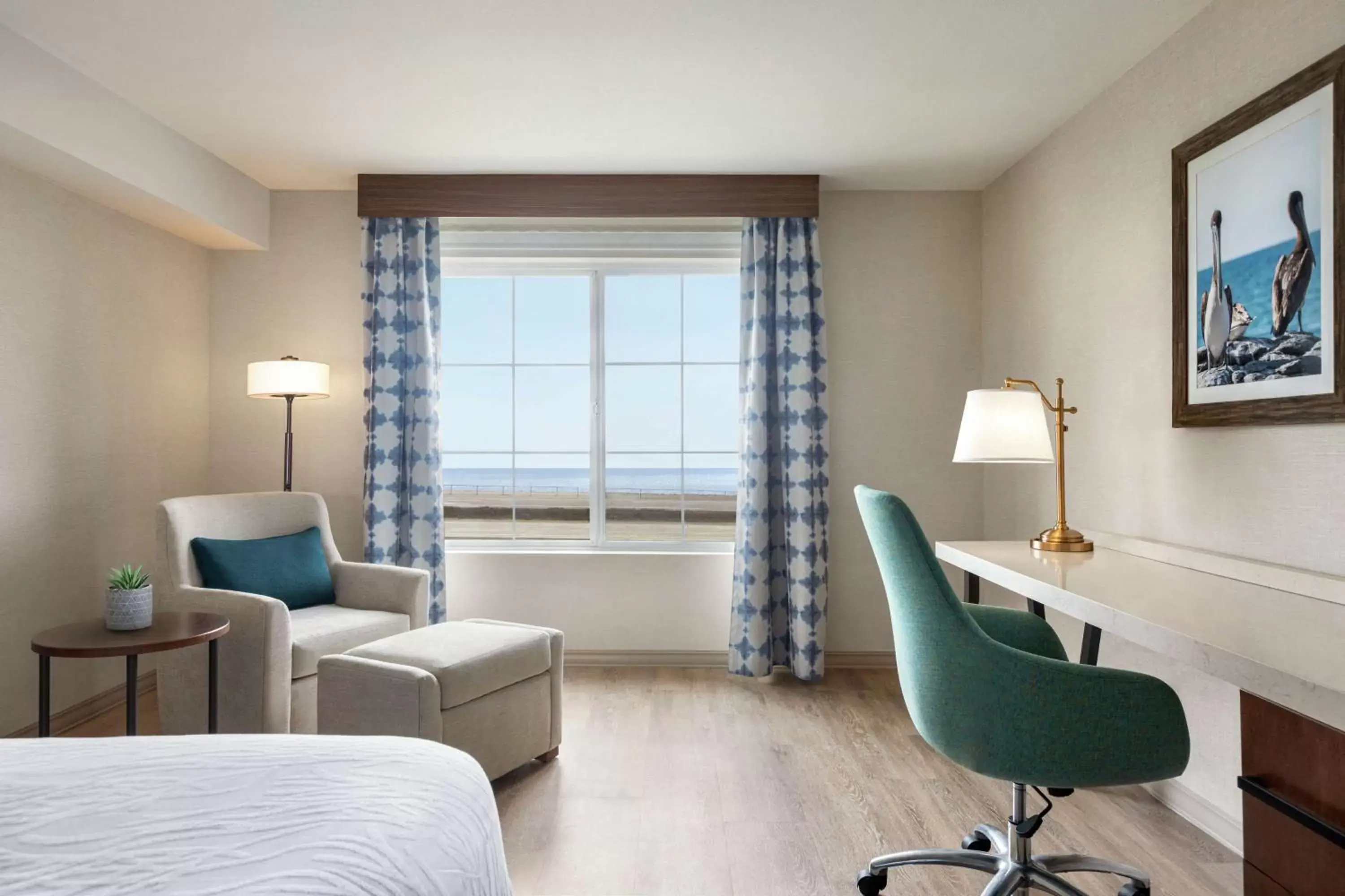 Bedroom, Seating Area in Hilton Garden Inn Carlsbad Beach