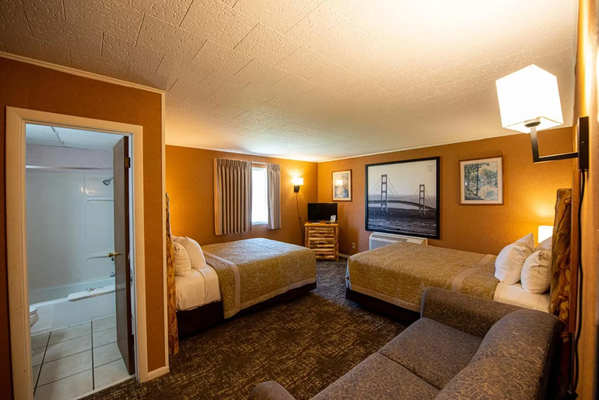 Bed in Super 8 by Wyndham Bridgeview of Mackinaw City