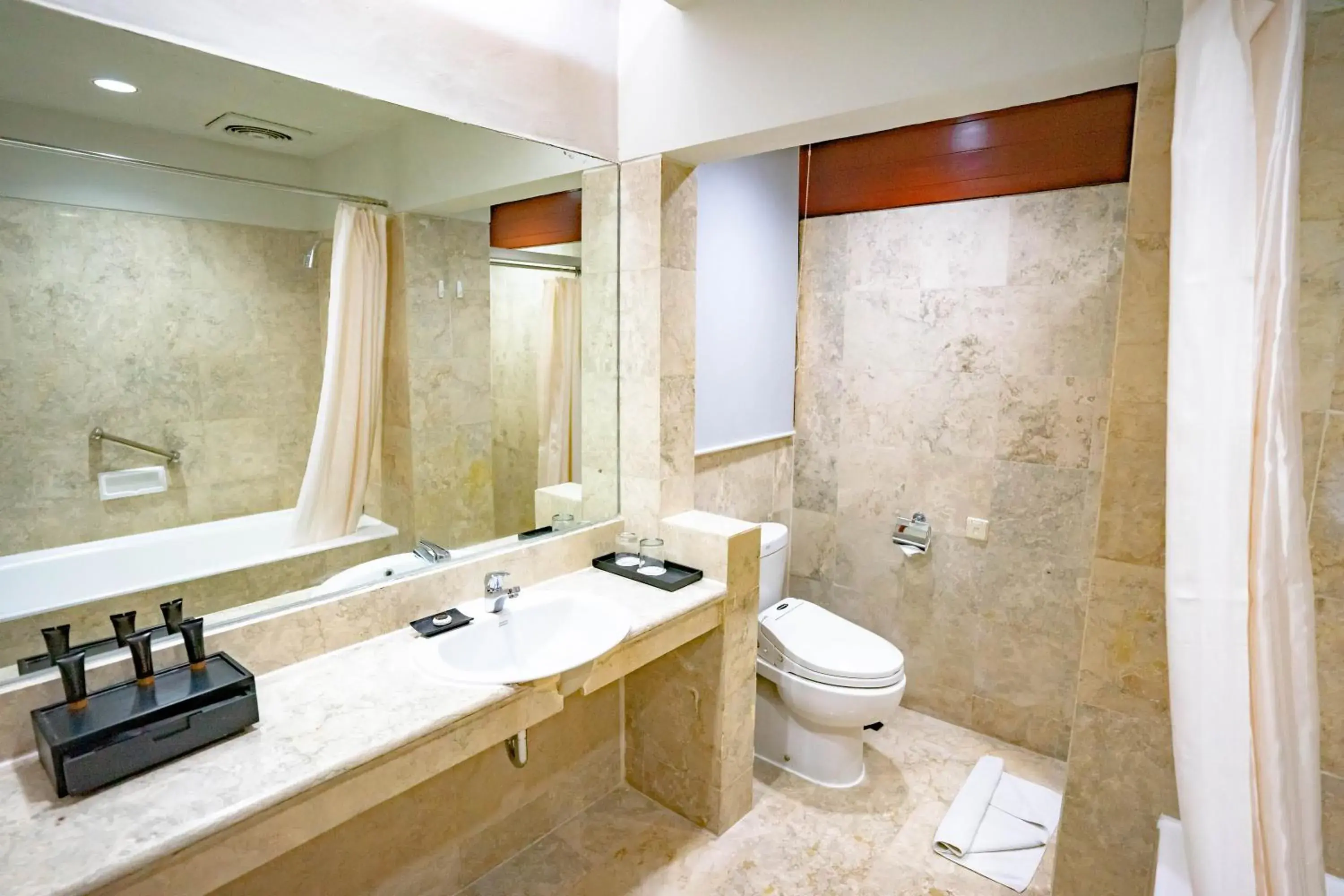 Bathroom in Hotel Bidakara Grand Savoy Homann Bandung