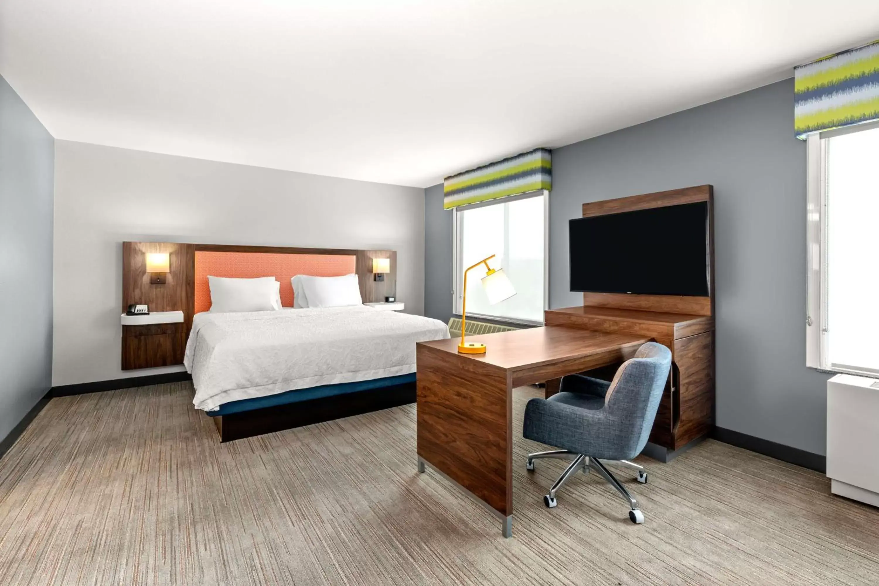 Bedroom, TV/Entertainment Center in Hampton Inn & Suites Fairbanks