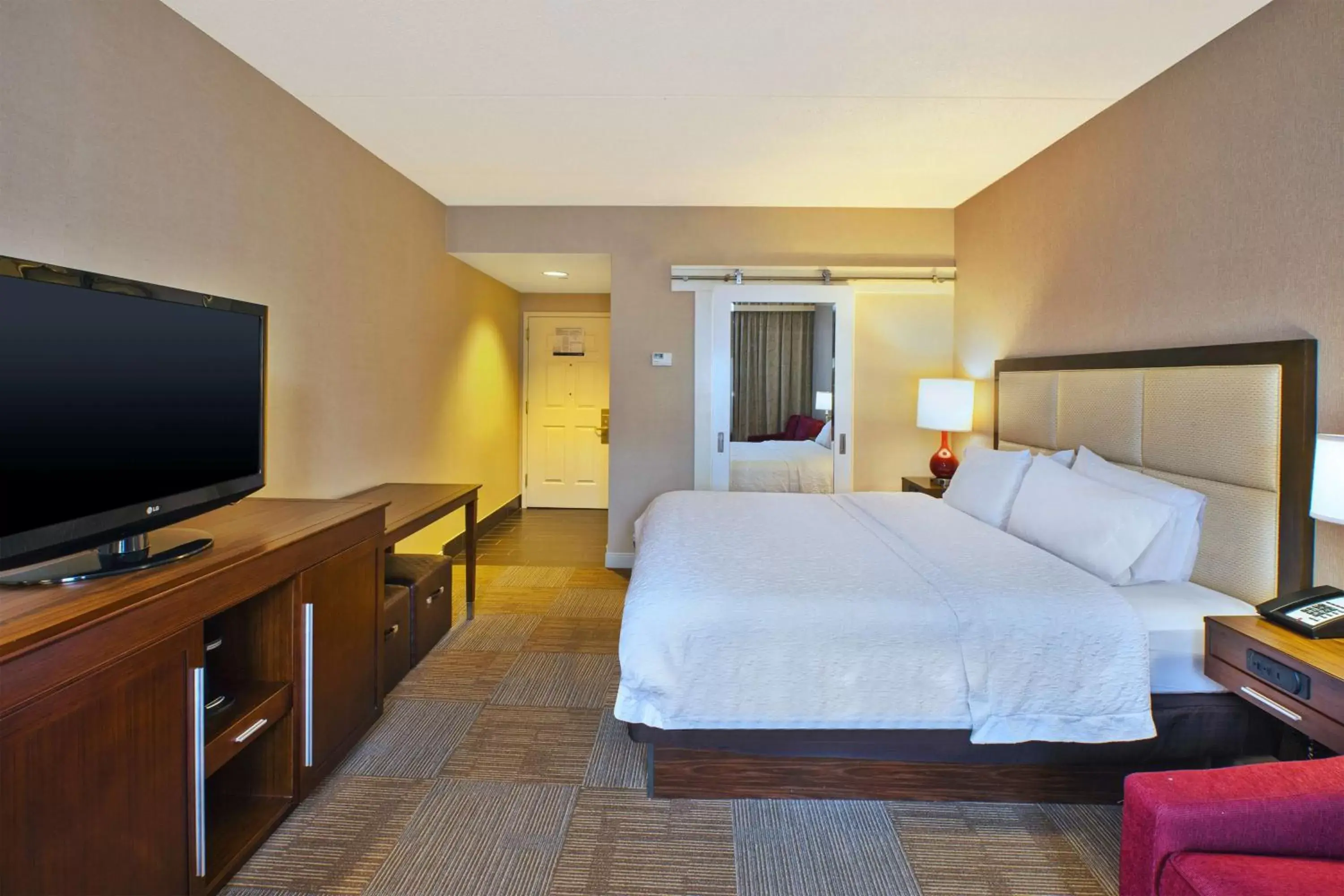 Bed, TV/Entertainment Center in Hampton Inn & Suites Providence-Warwick Airport