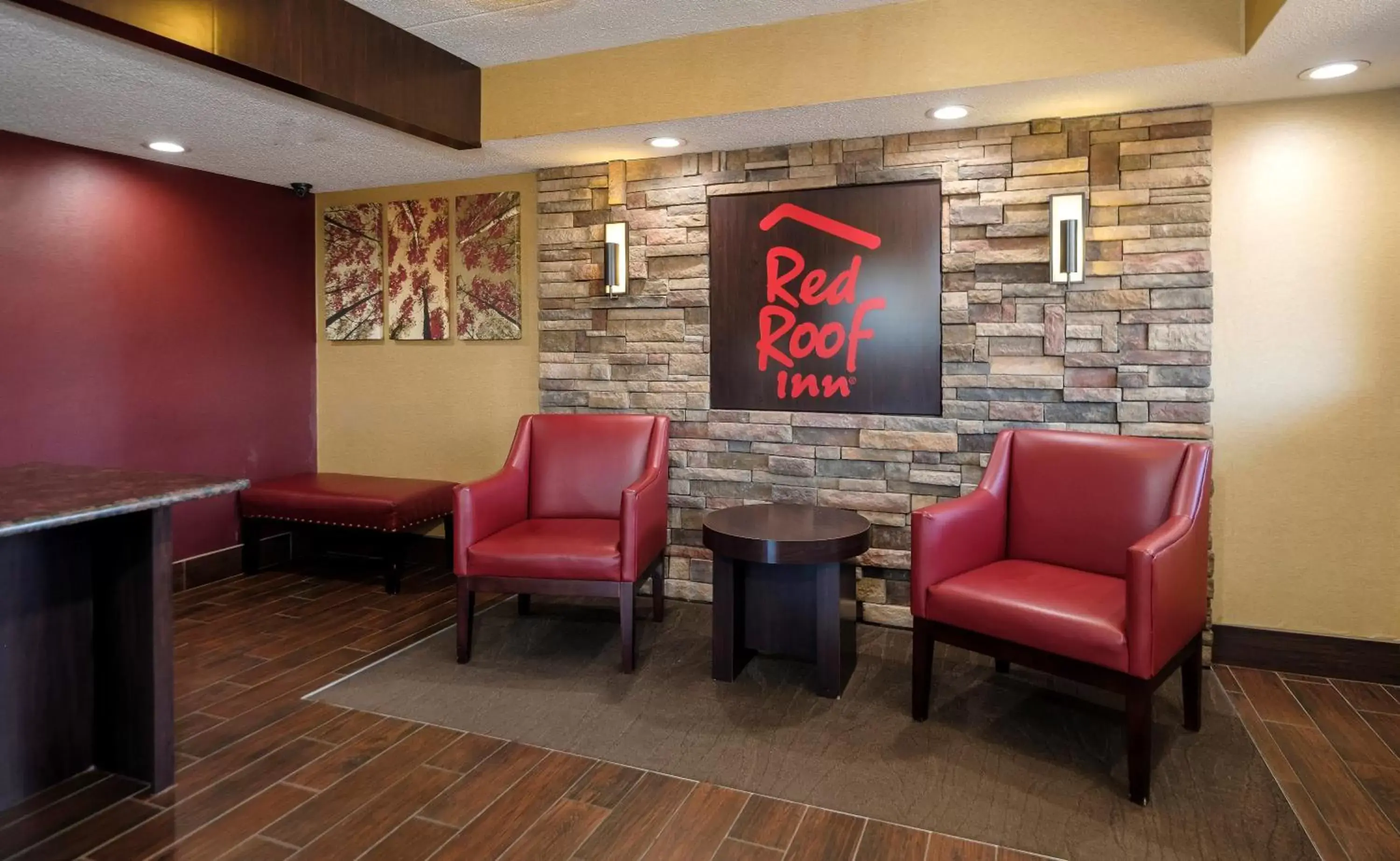 Lobby or reception, Lounge/Bar in Red Roof Inn Lansing East - MSU
