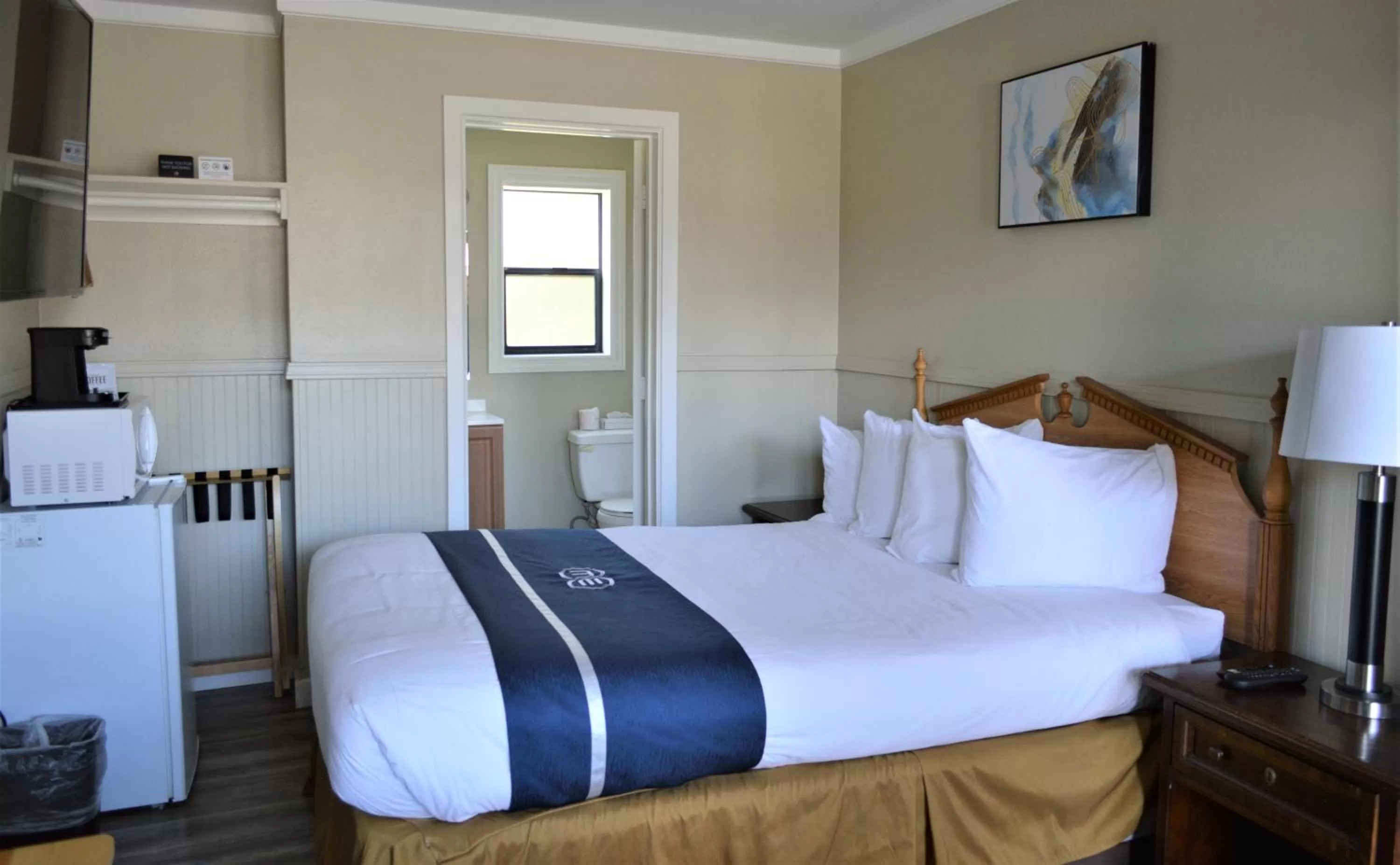 Bed in Omeo Suites Glass Beach