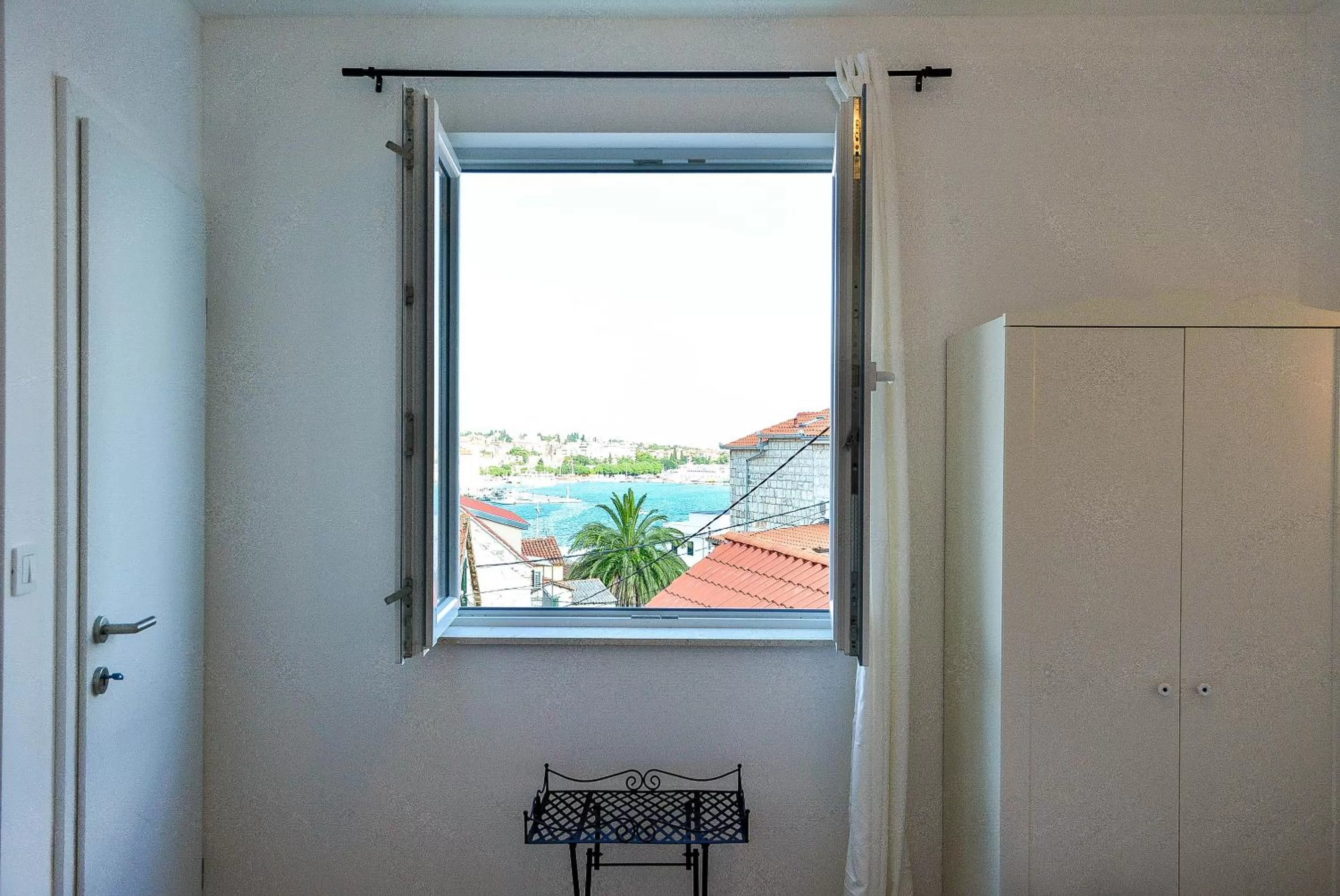 Photo of the whole room in Golden B&B