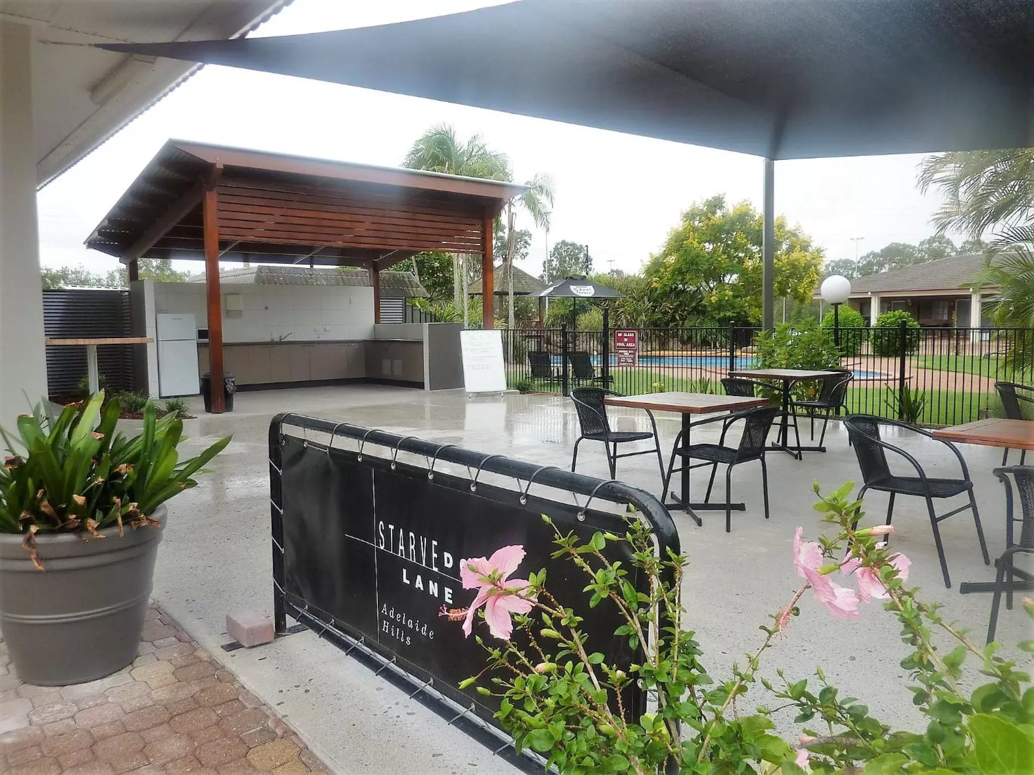 BBQ facilities, Property Building in Country Motel Ipswich