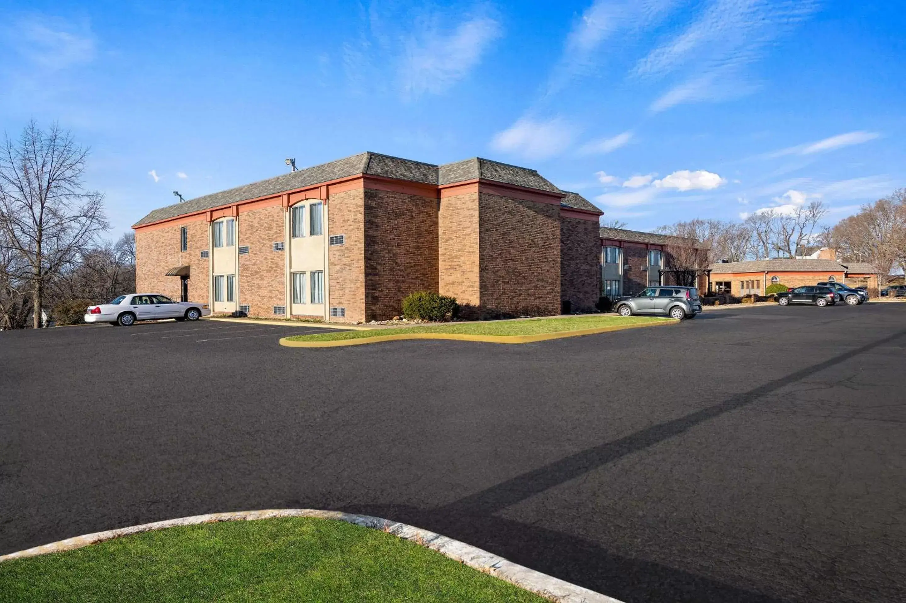 Property building in Suburban Studios Kansas City Airport North Property building in Suburban Studios Kansas City Airport North
