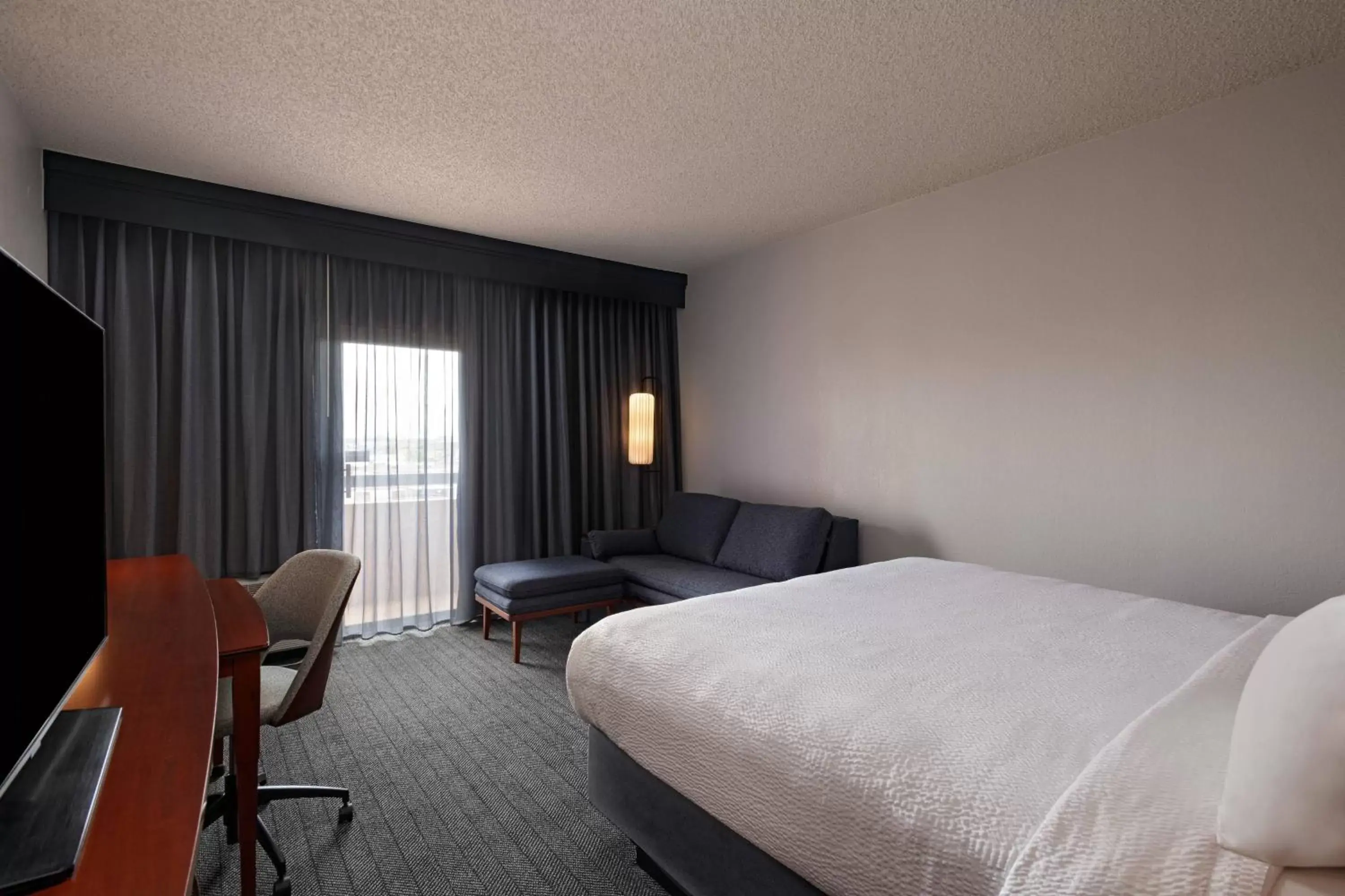 Photo of the whole room in Courtyard by Marriott San Antonio Airport