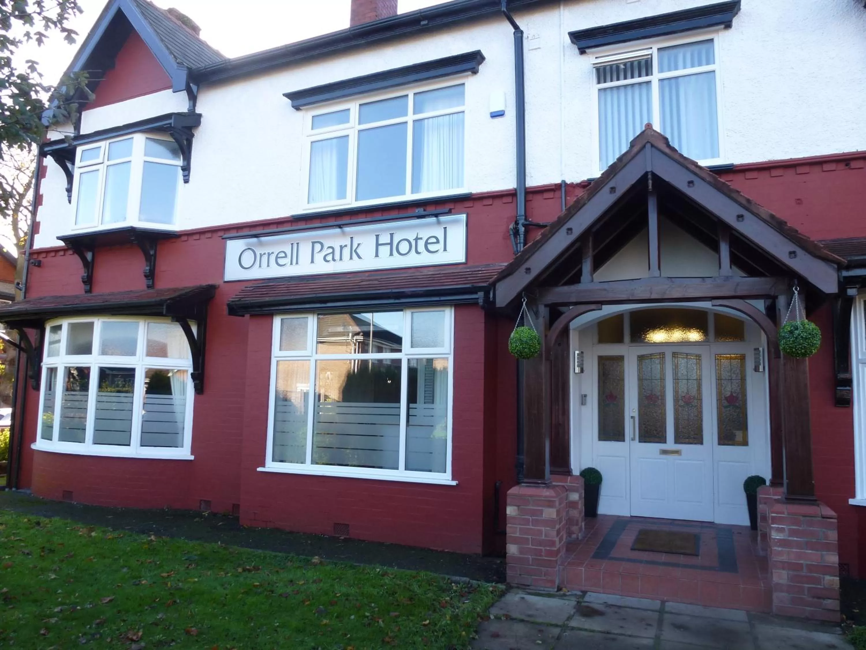 Facade/entrance in Orrell Park Hotel