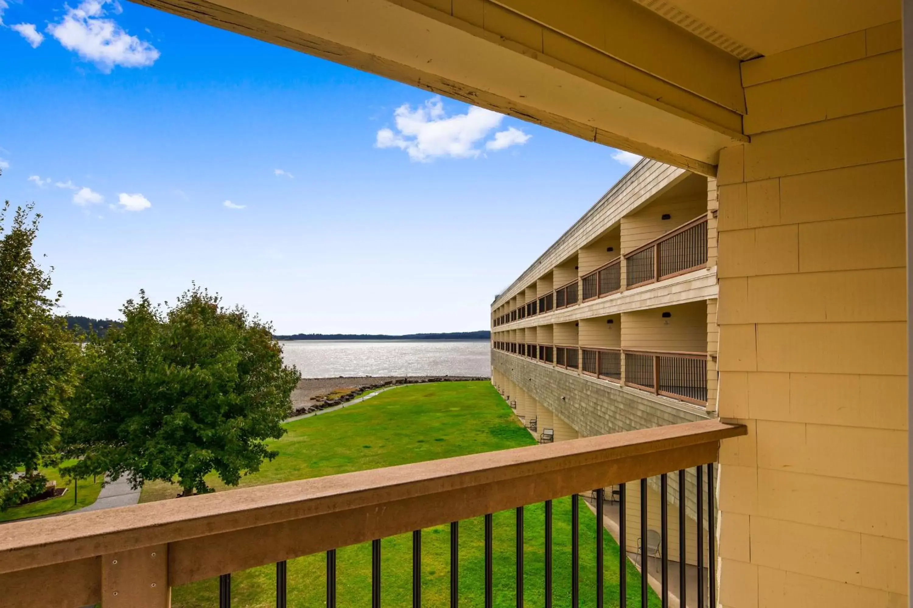 Photo of the whole room, Balcony/Terrace in Best Western Plus Silverdale Beach Hotel