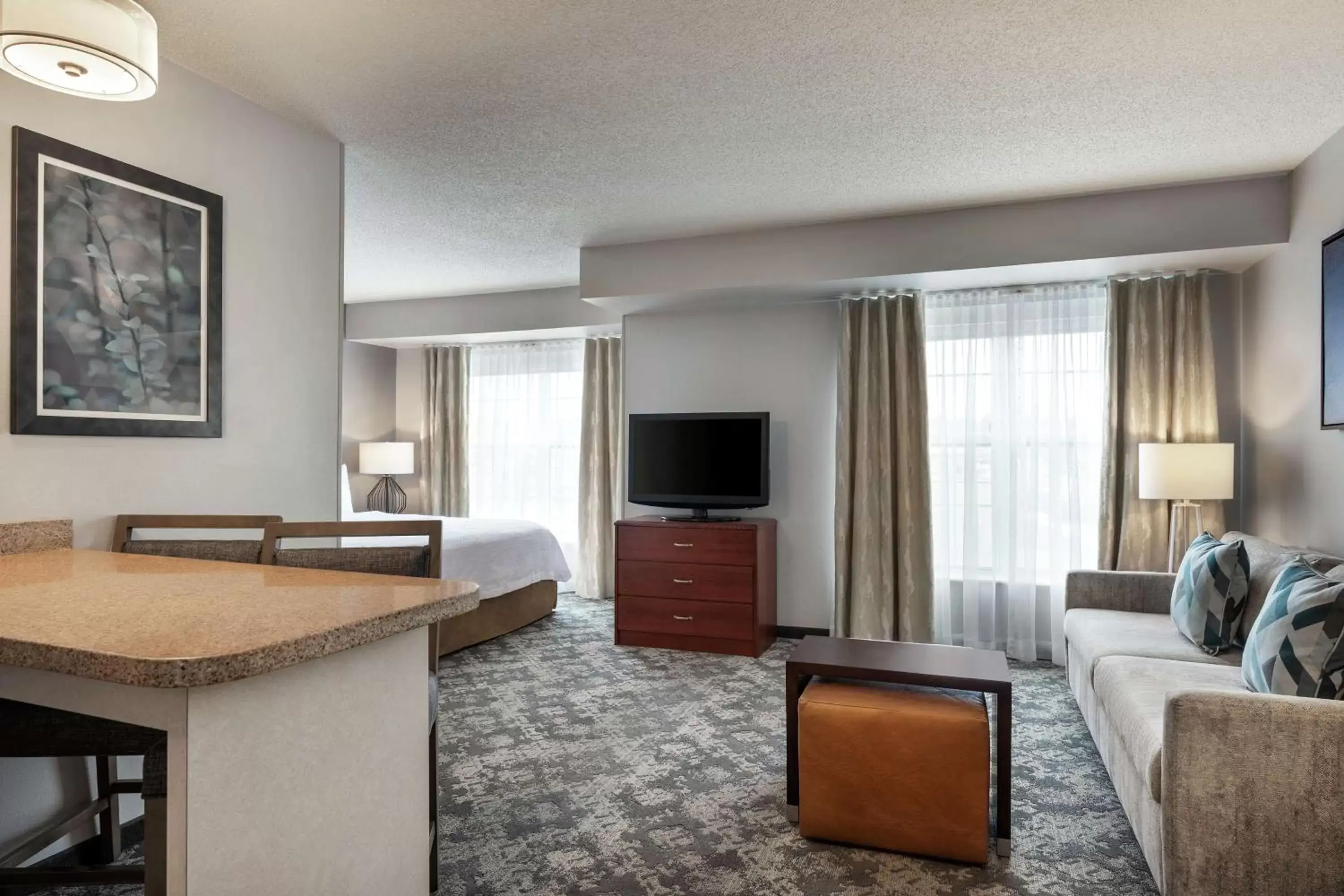 Bedroom, TV/Entertainment Center in Homewood Suites by Hilton Erie