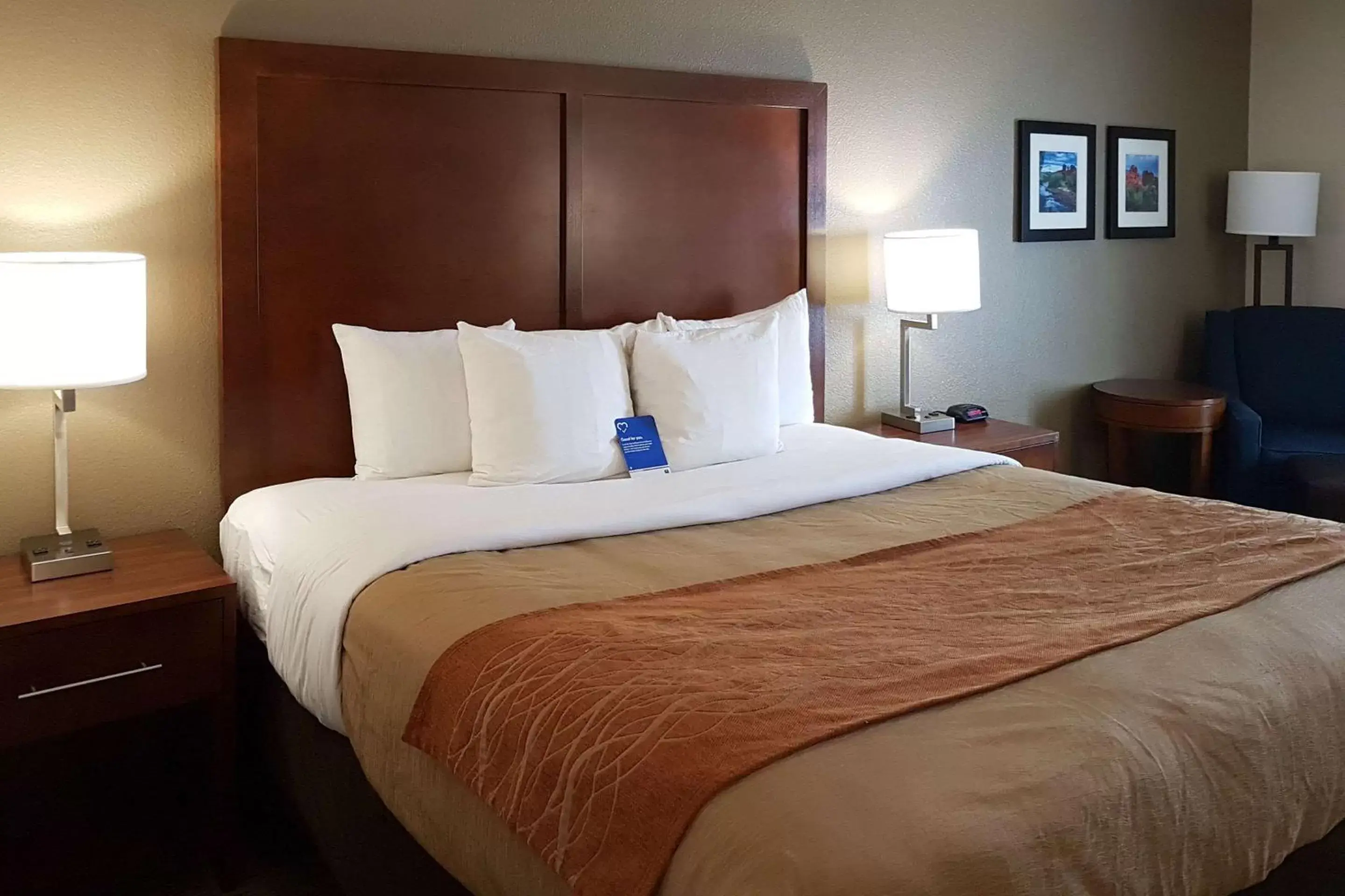Photo of the whole room, Bed in Comfort Inn I-10 West at 51st Ave