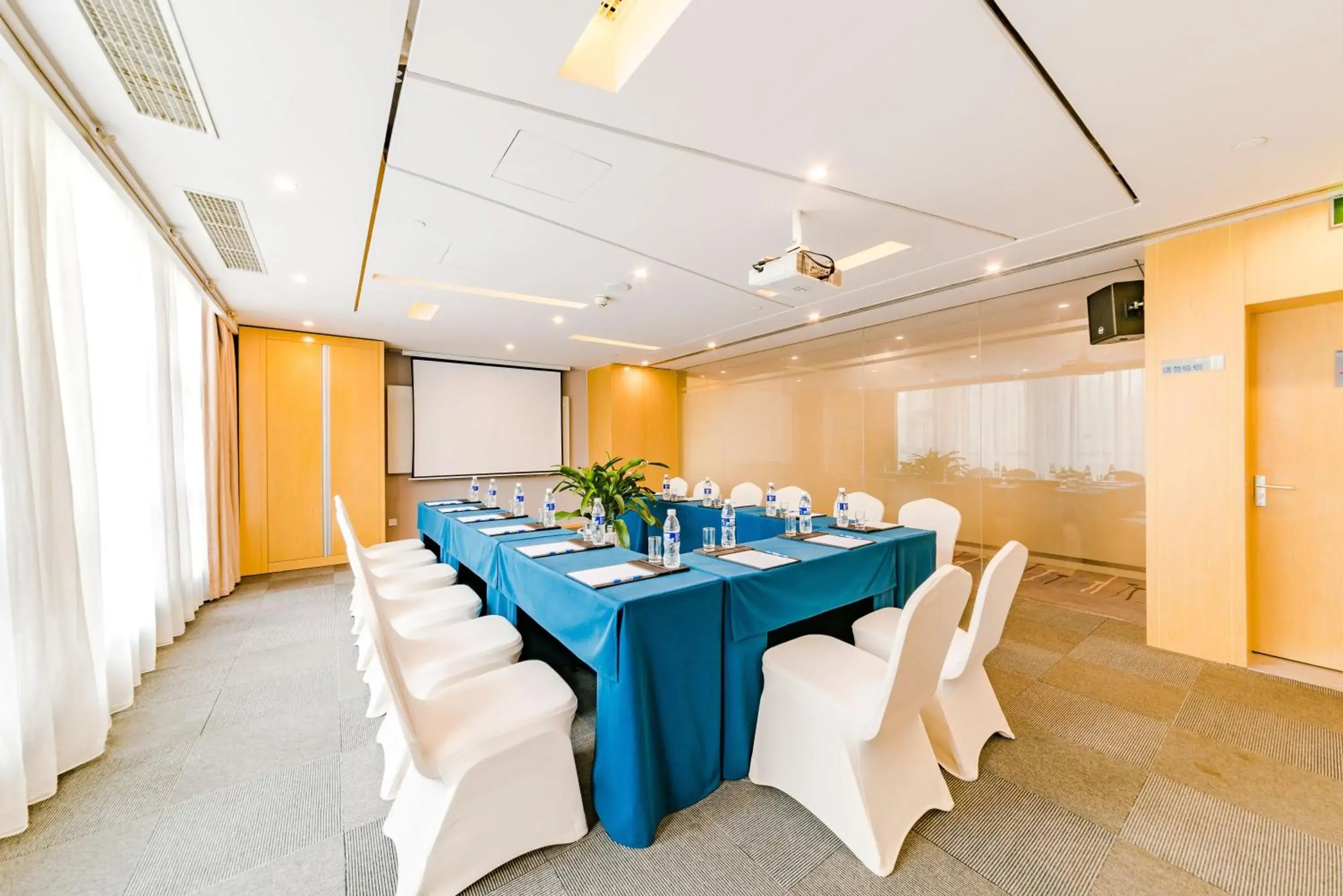 Meeting/conference room in Holiday Inn Express Shijiazhuang Heping, an IHG Hotel