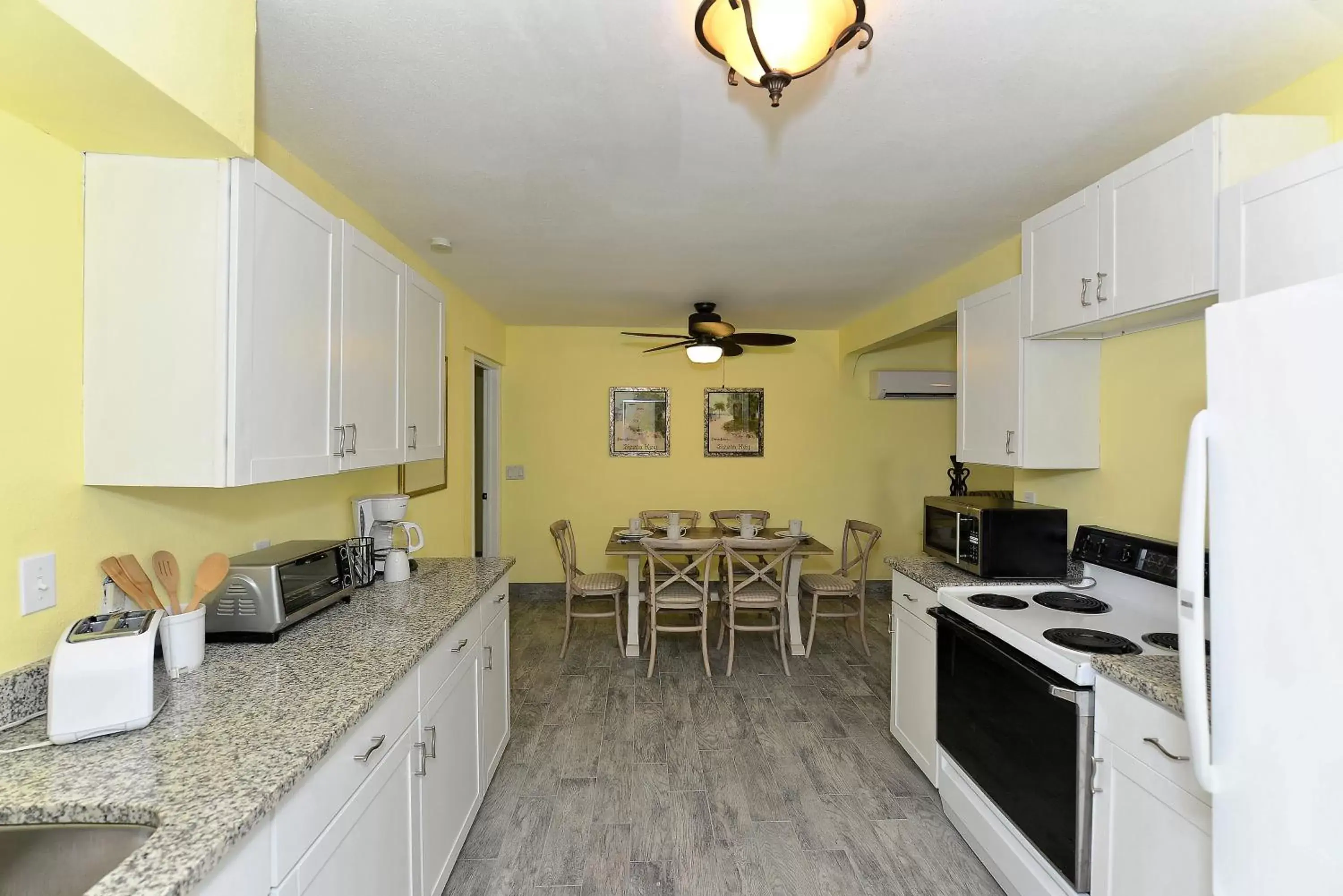Kitchen or kitchenette, Dining Area in Siesta Key Palms Resort