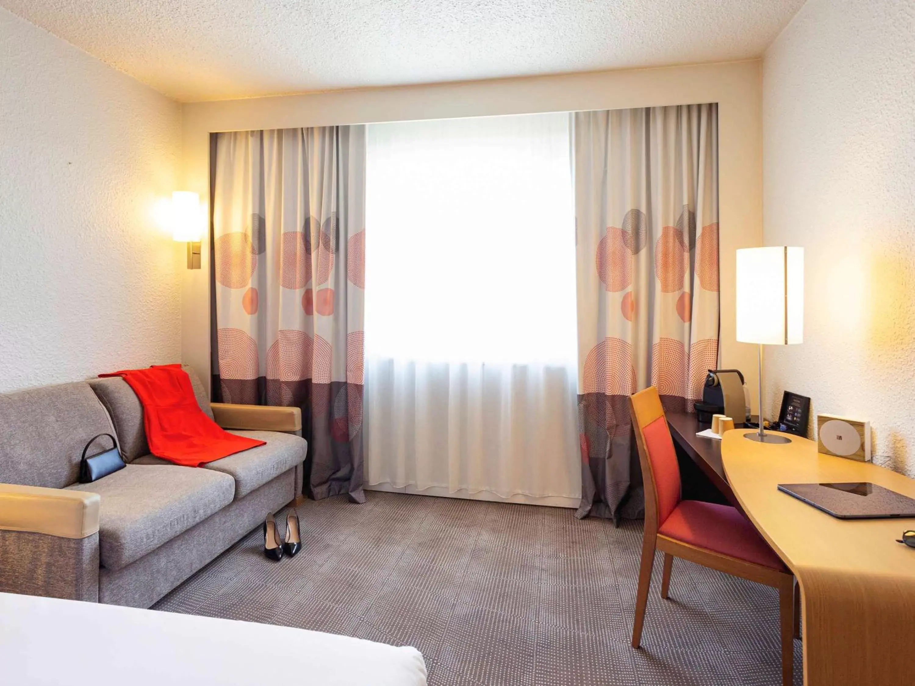 Photo of the whole room, Seating Area in Novotel Bordeaux Mérignac