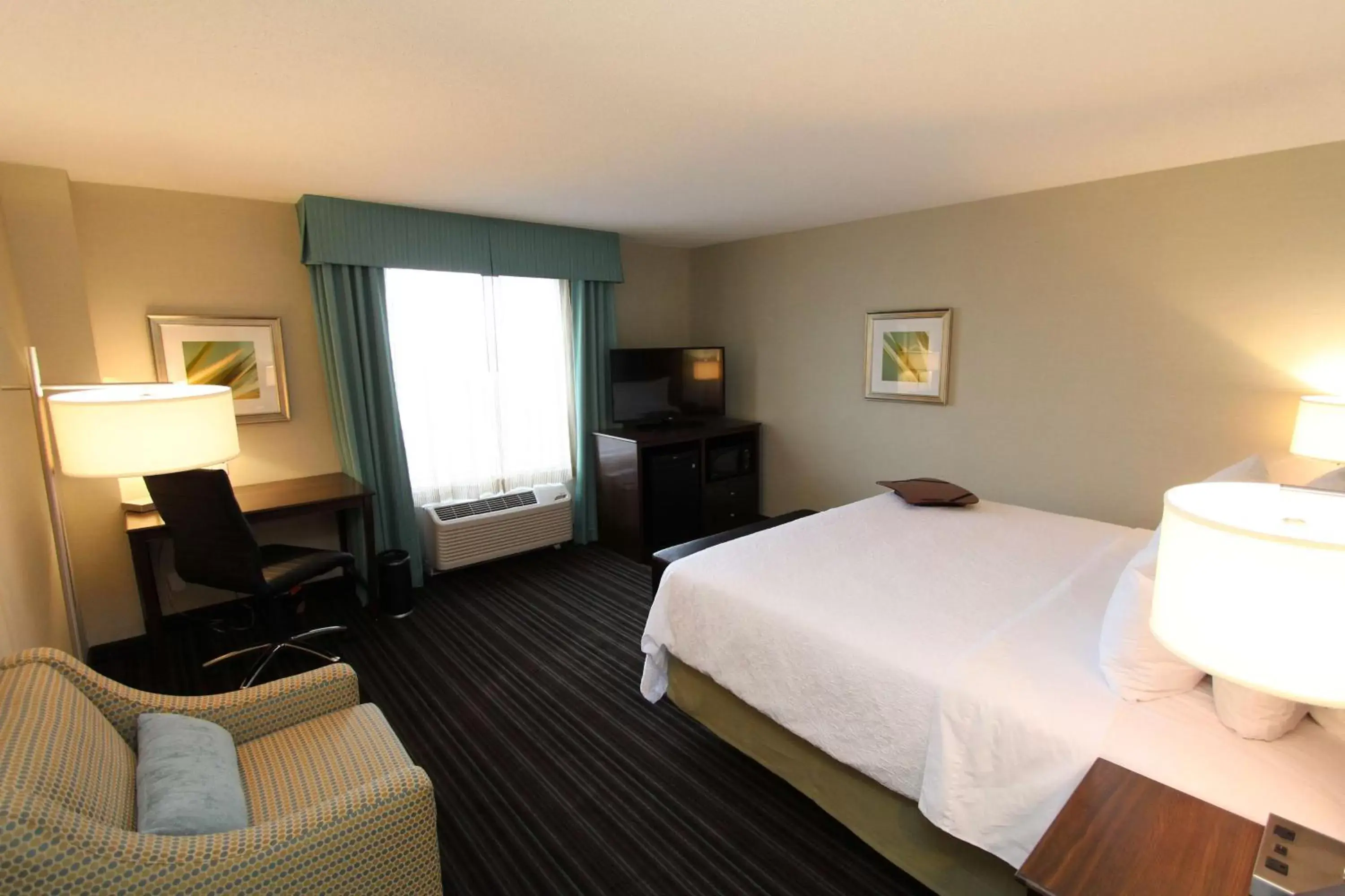 Bed in Hampton Inn & Suites by Hilton St. John's Airport