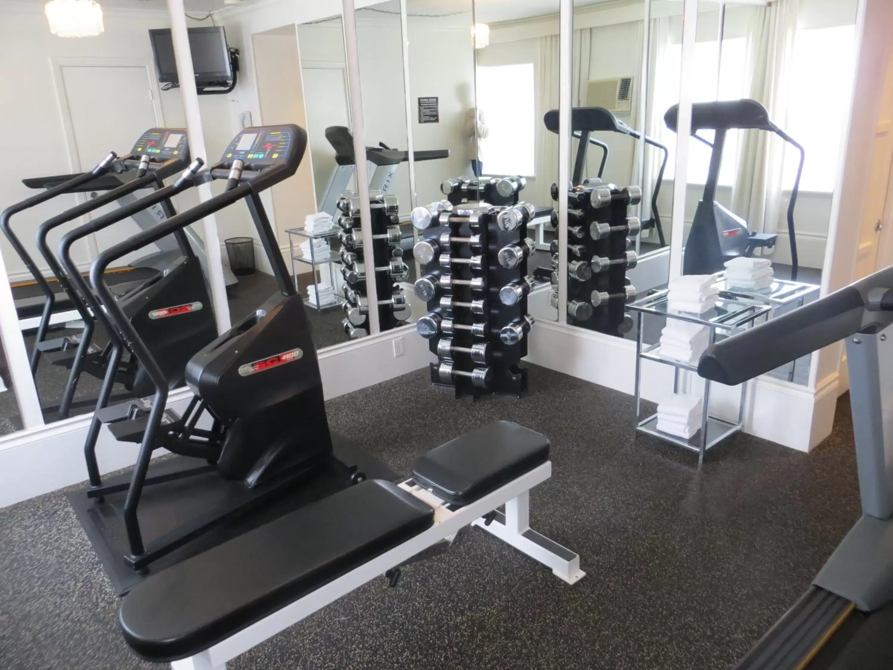 Fitness centre/facilities in Maison 140 Beverly Hills Fitness centre/facilities in Maison 140 Beverly Hills
