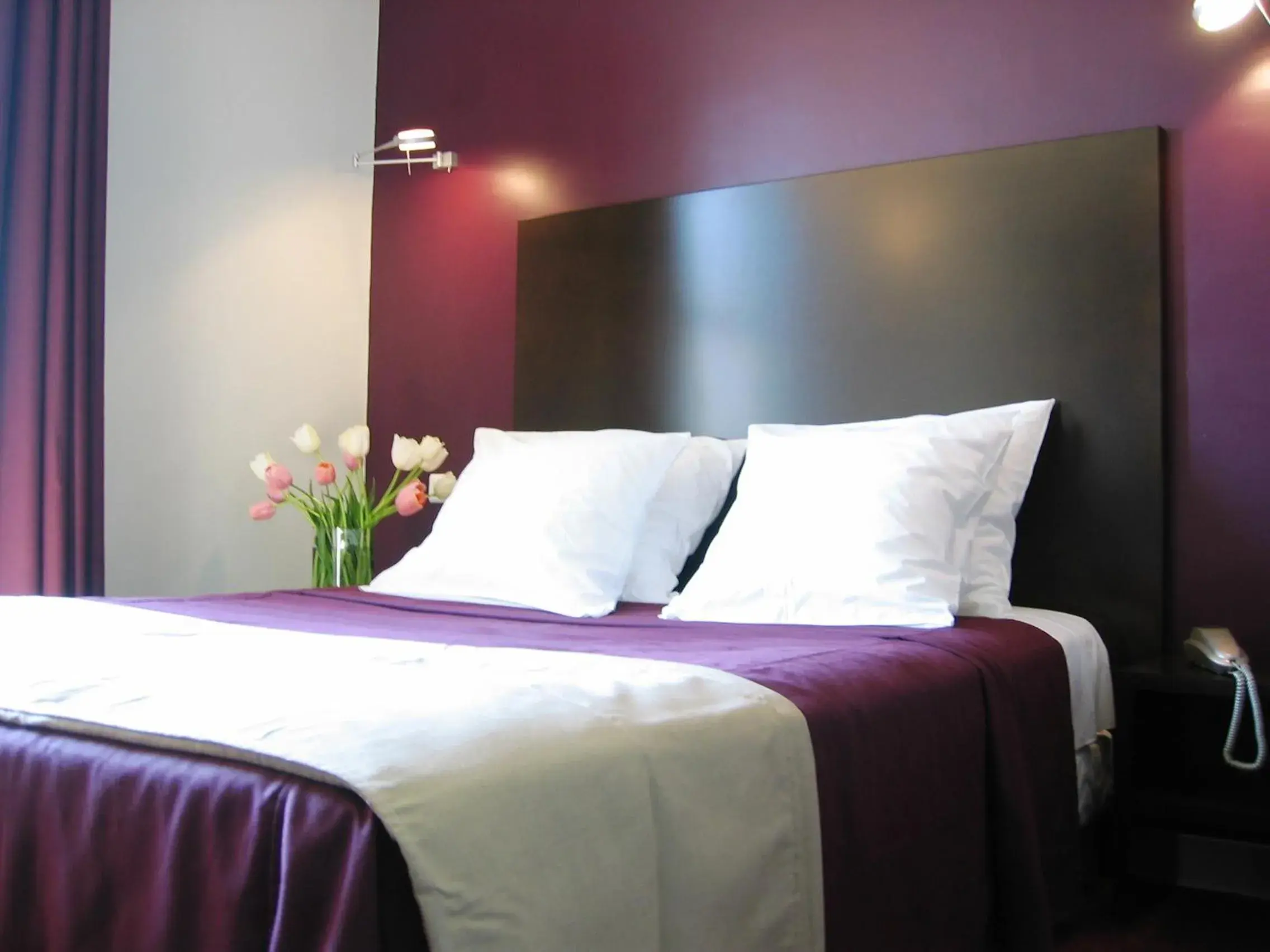 Bed in Hotel Canal Aigues Mortes