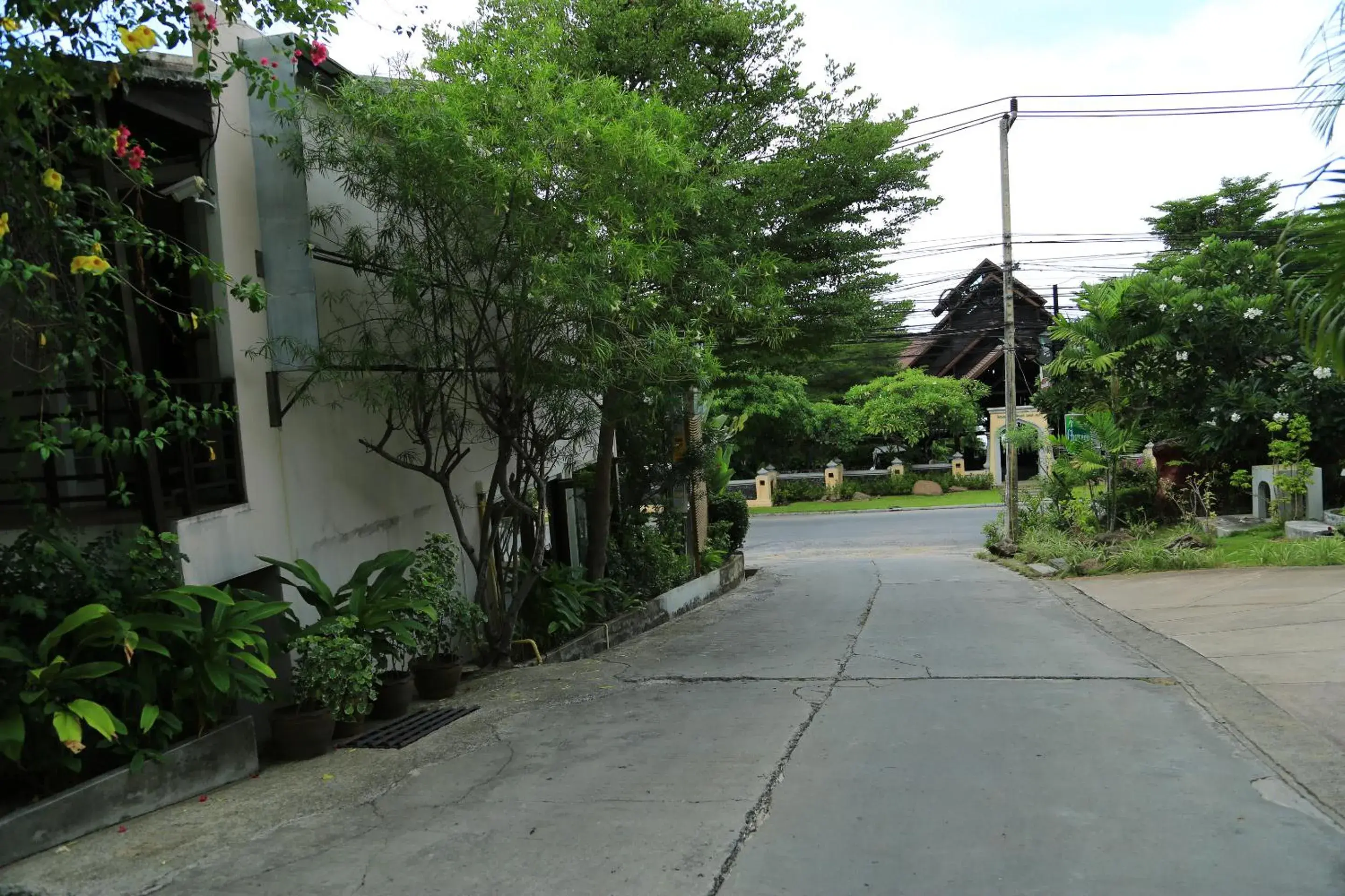 Facade/entrance, Garden in Sasitara Residence