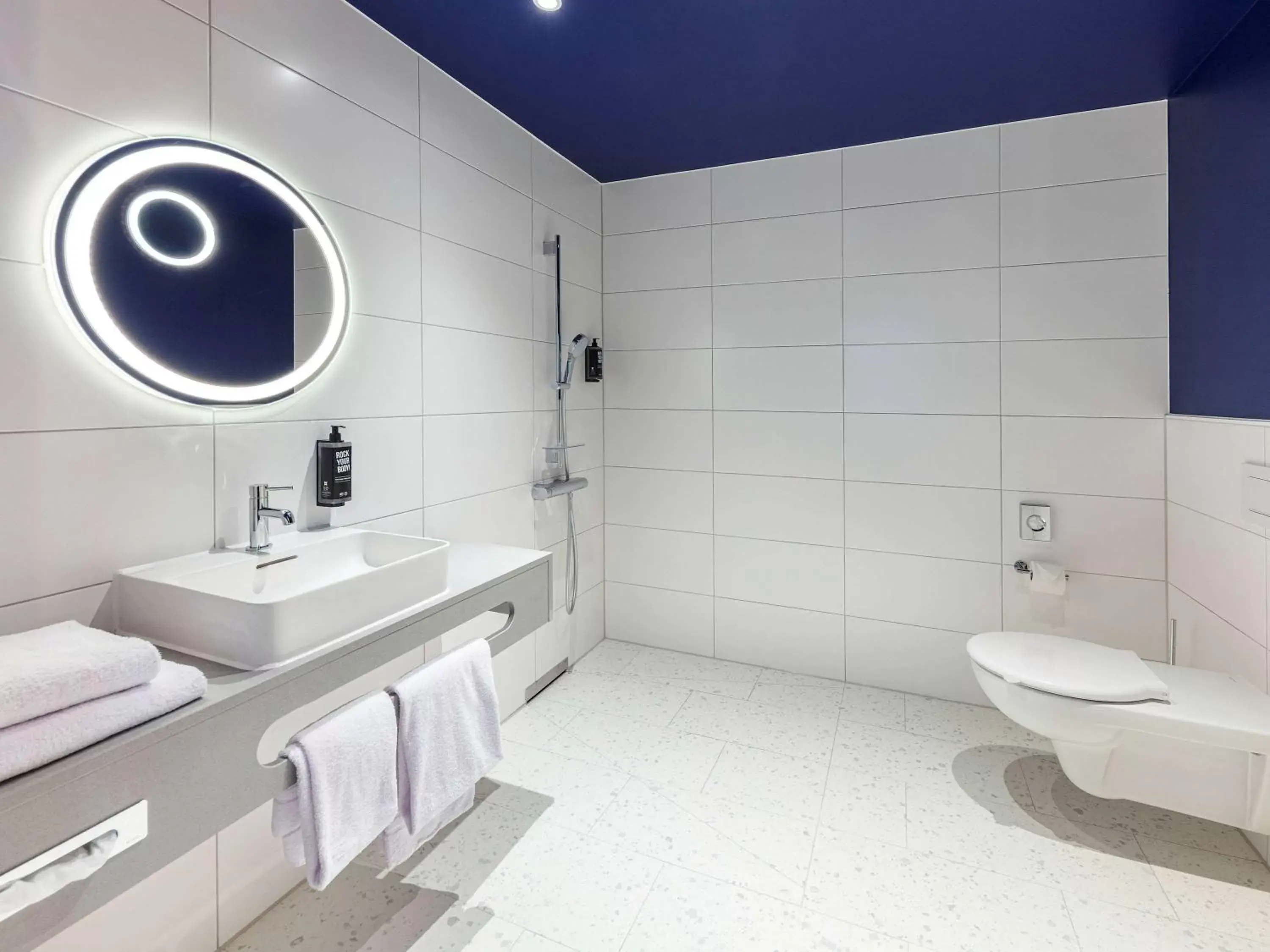 Bathroom in ibis Styles Muenchen Perlach