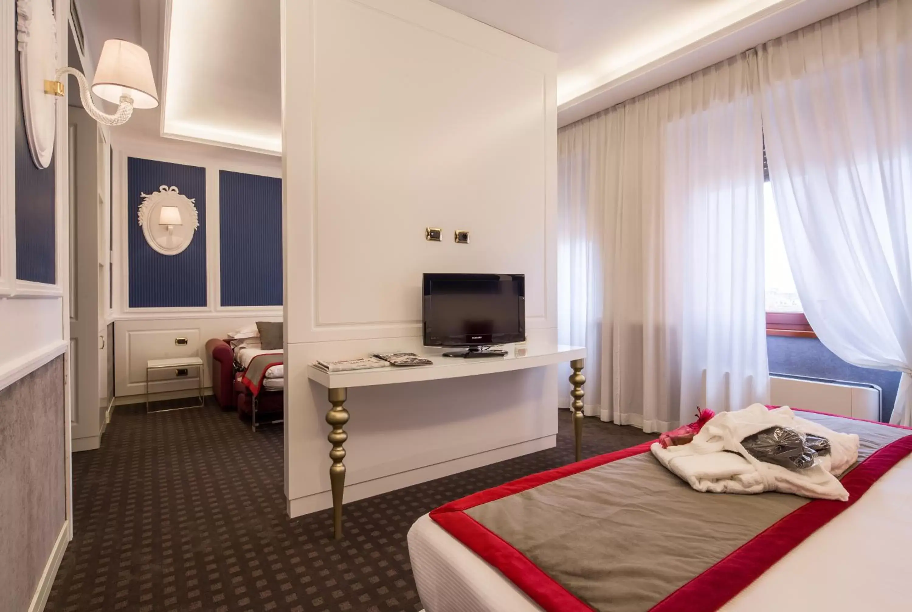 Bedroom, TV/Entertainment Center in Grande Albergo Roma