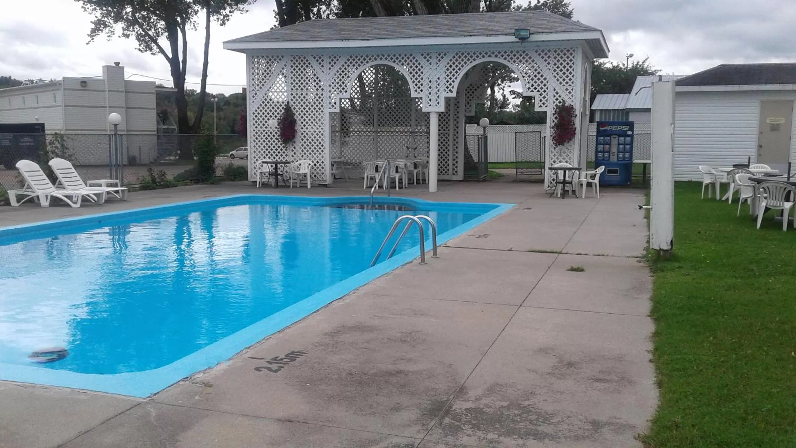 Swimming pool in Auberge le Parasol