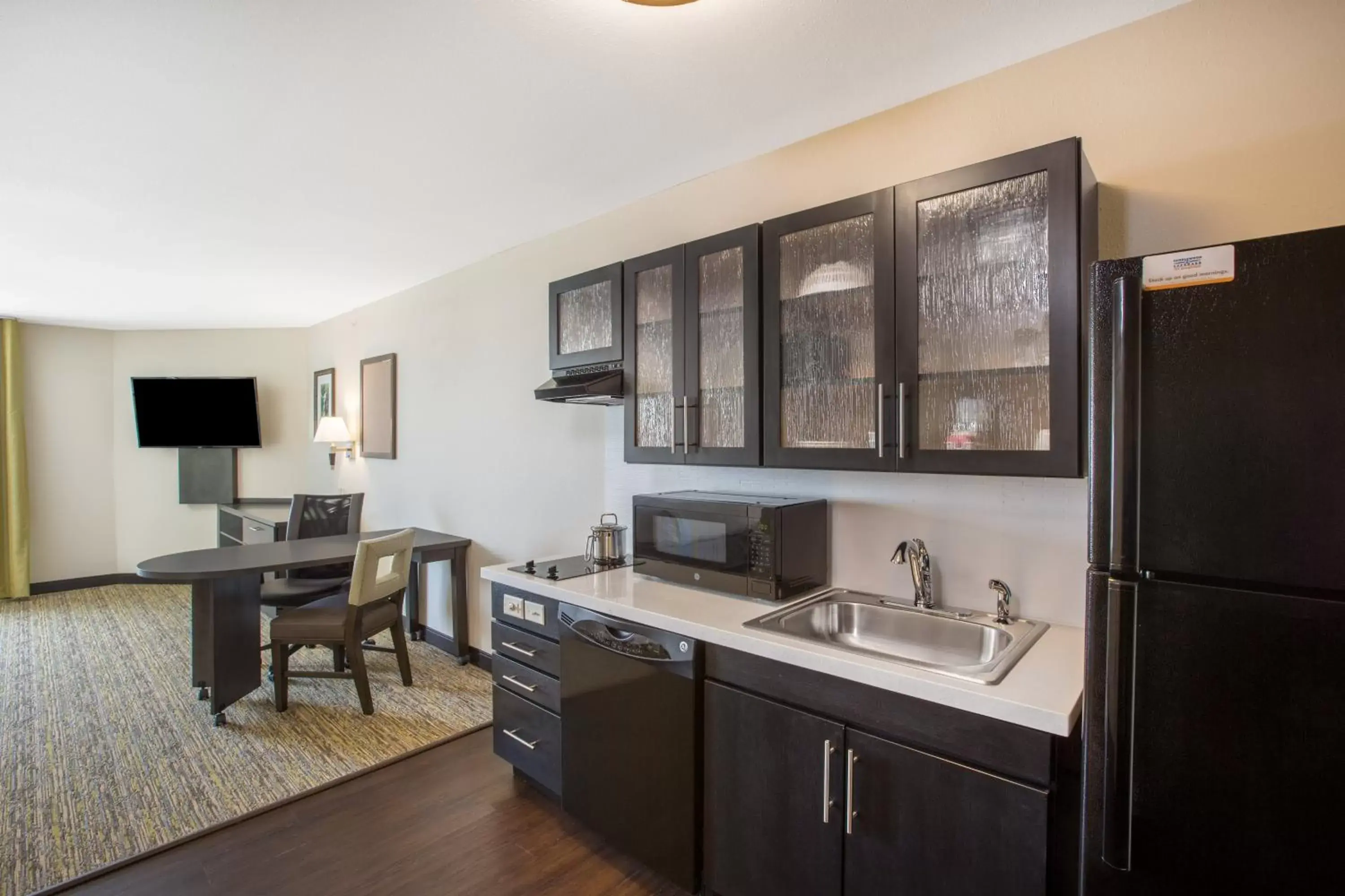 Photo of the whole room, Kitchen/Kitchenette in Candlewood Suites - Omaha Millard Area, an IHG Hotel