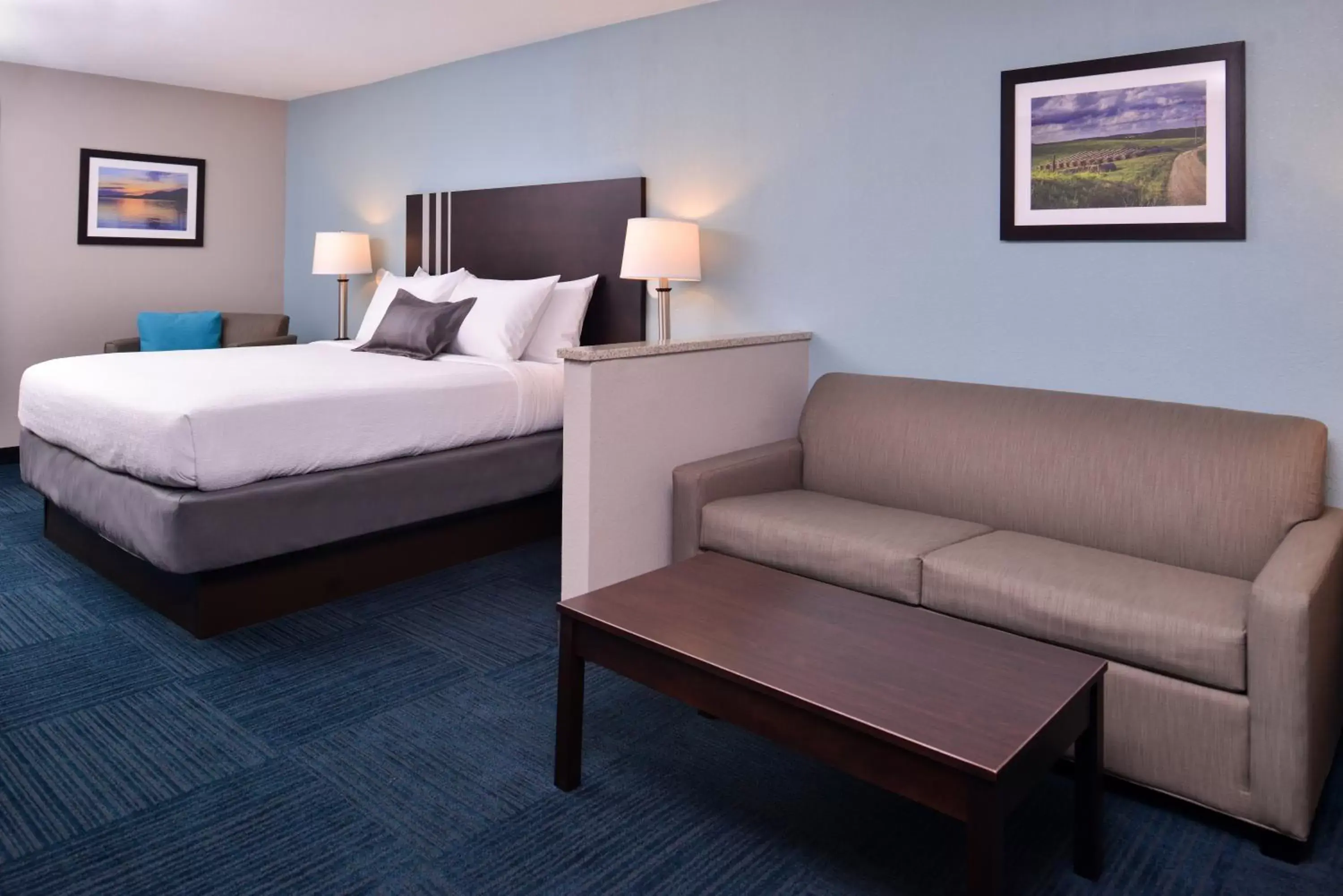 Seating area in Best Western St. Clairsville Inn & Suites