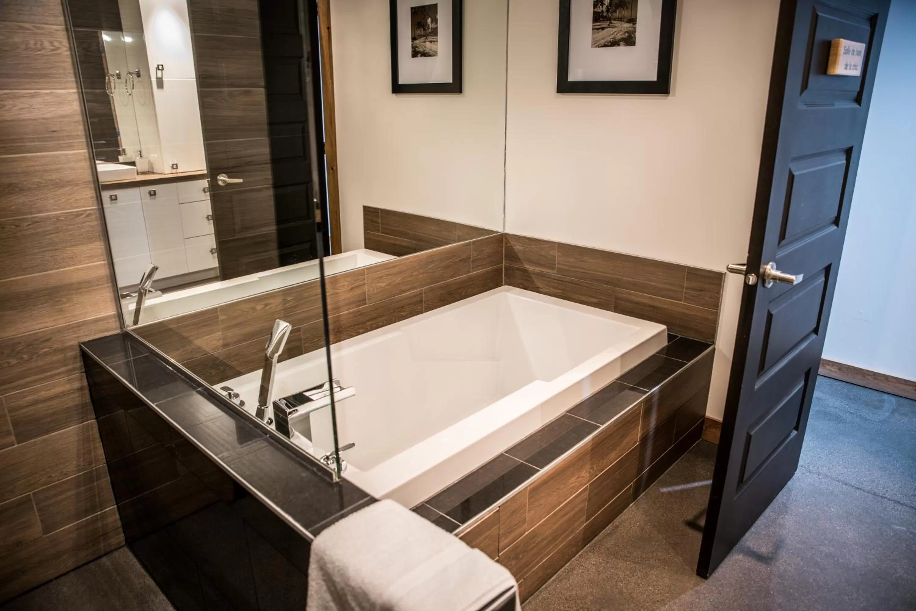 Shower, Bathroom in Gîte du Haut des Arbres