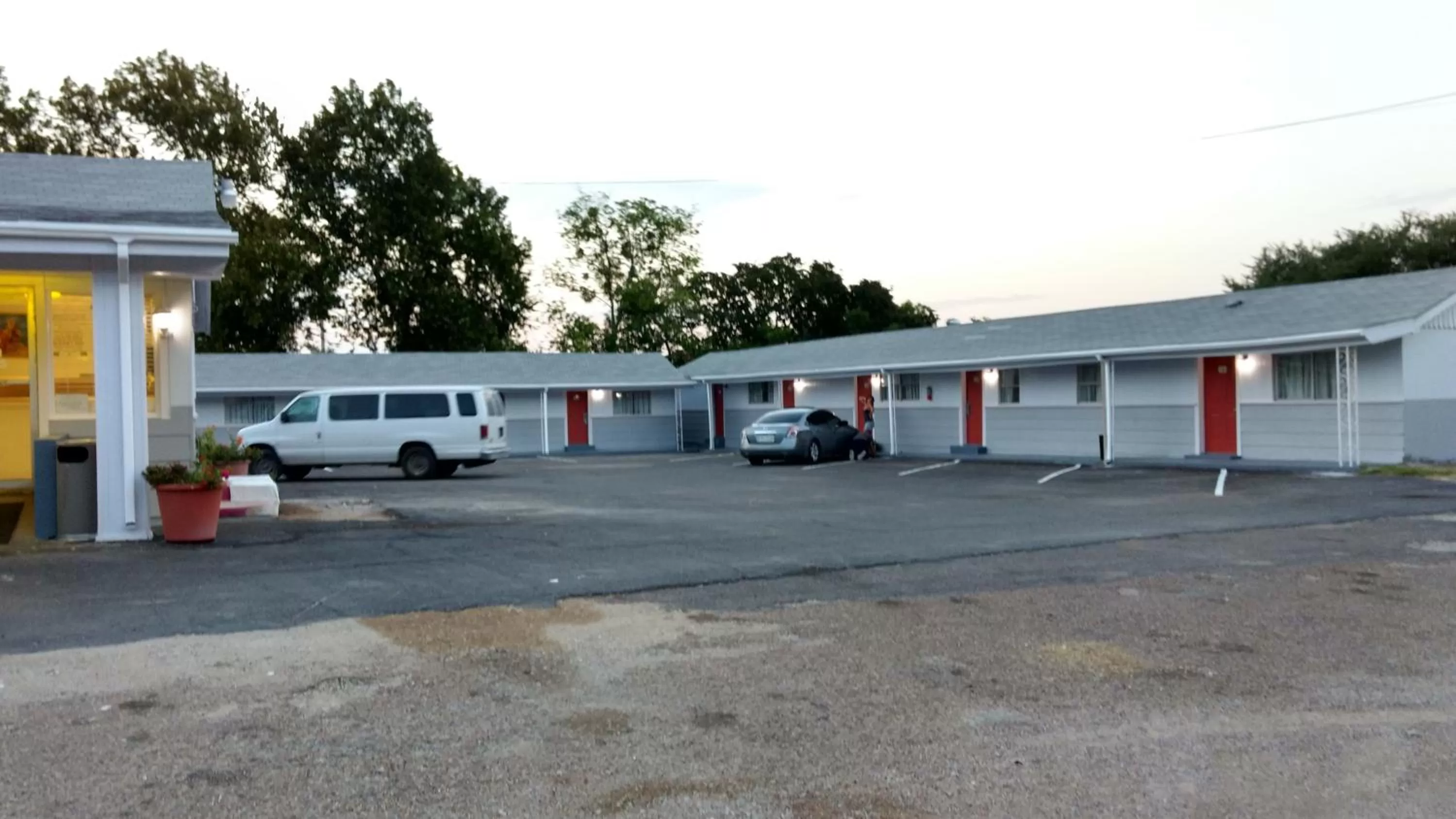 Facade/entrance in Budget Inn Hamilton