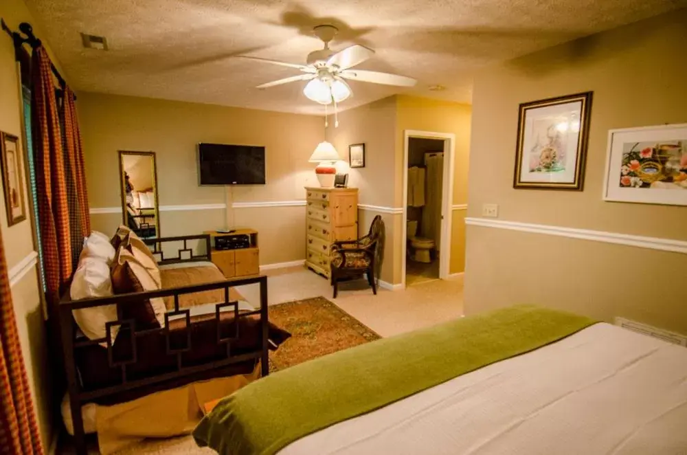 Bedroom, Seating Area in Asheville Cabins of Willow Winds