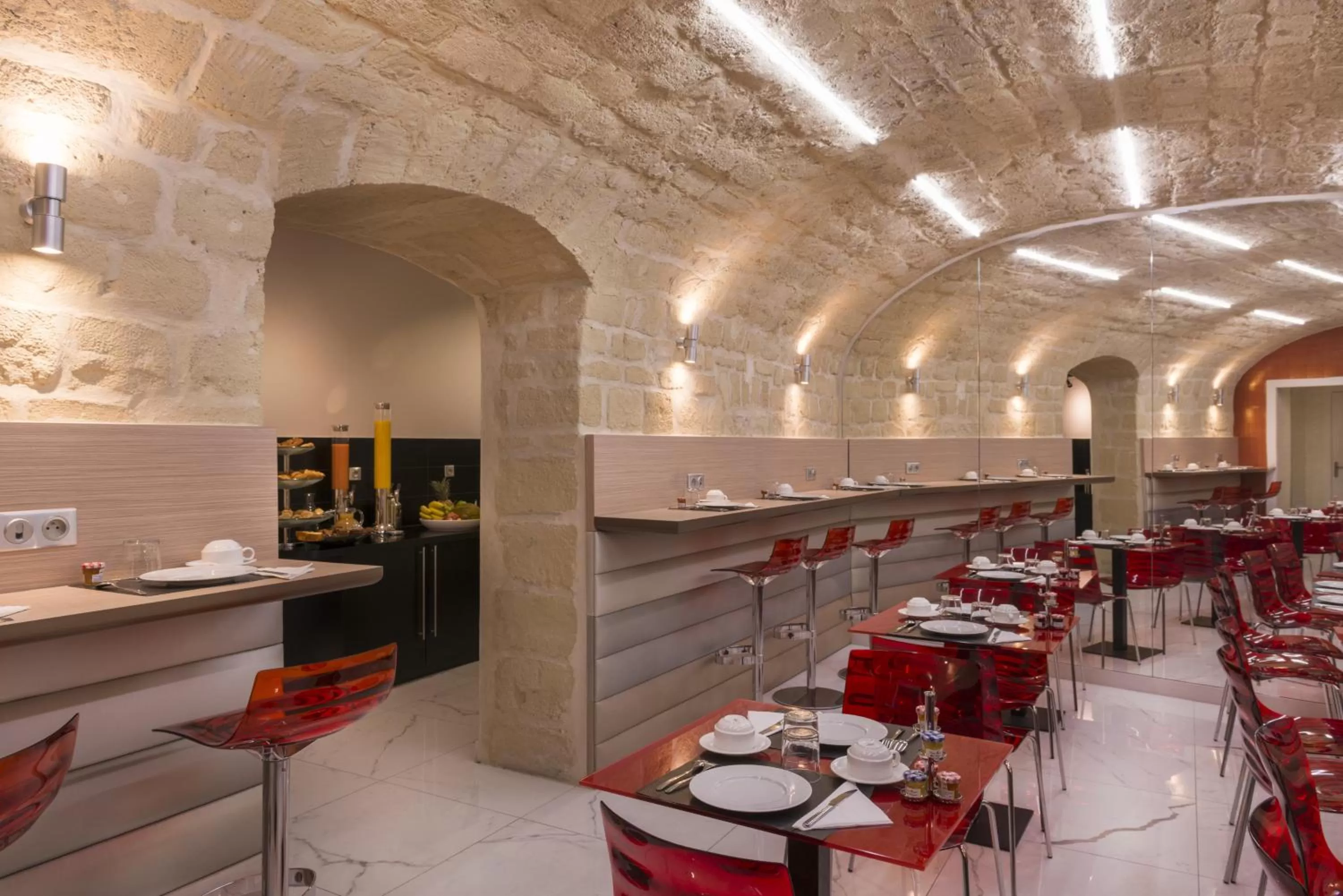 Restaurant/places to eat in Le Bon Hôtel