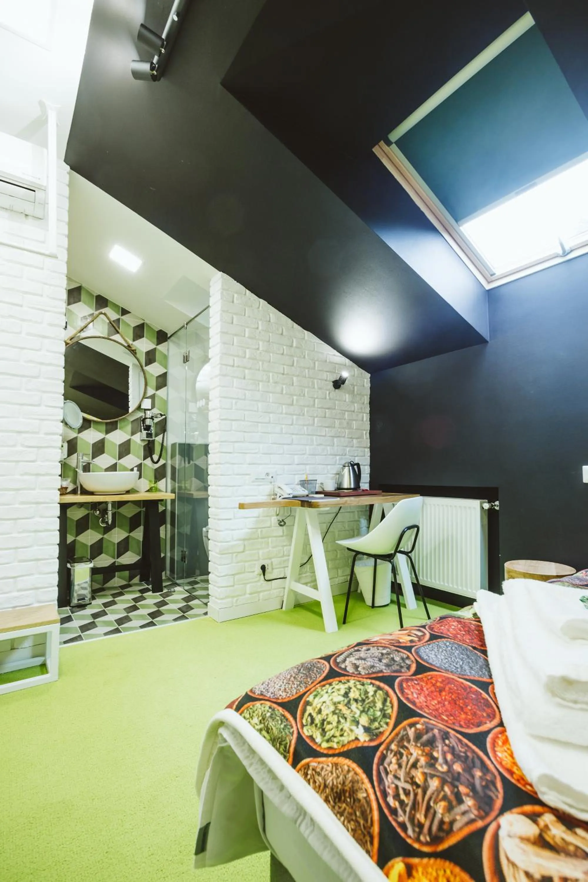 Photo of the whole room in Lol et Lola Hotel