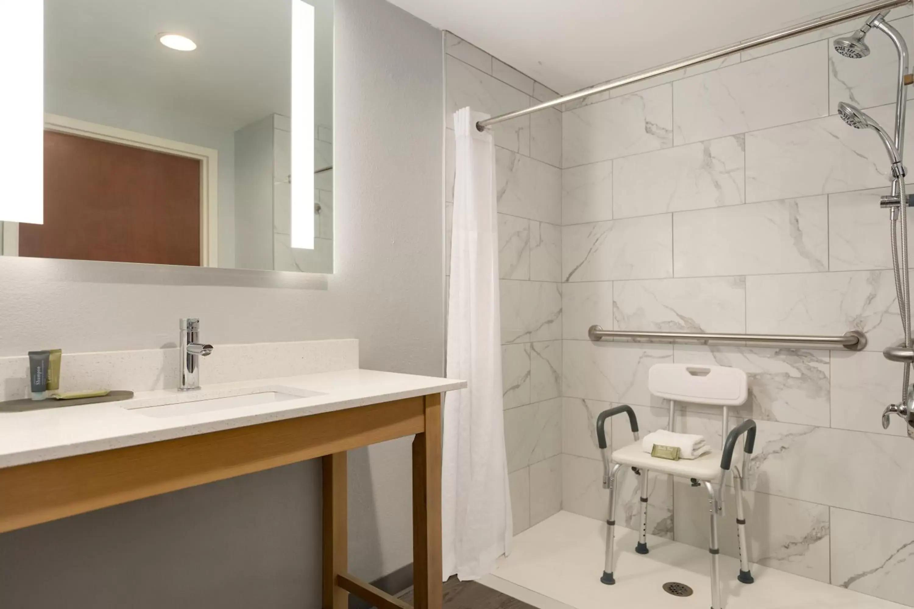 acessibility, Bathroom in La Quinta Inn & Suites by Wyndham Selma/Smithfield I-95