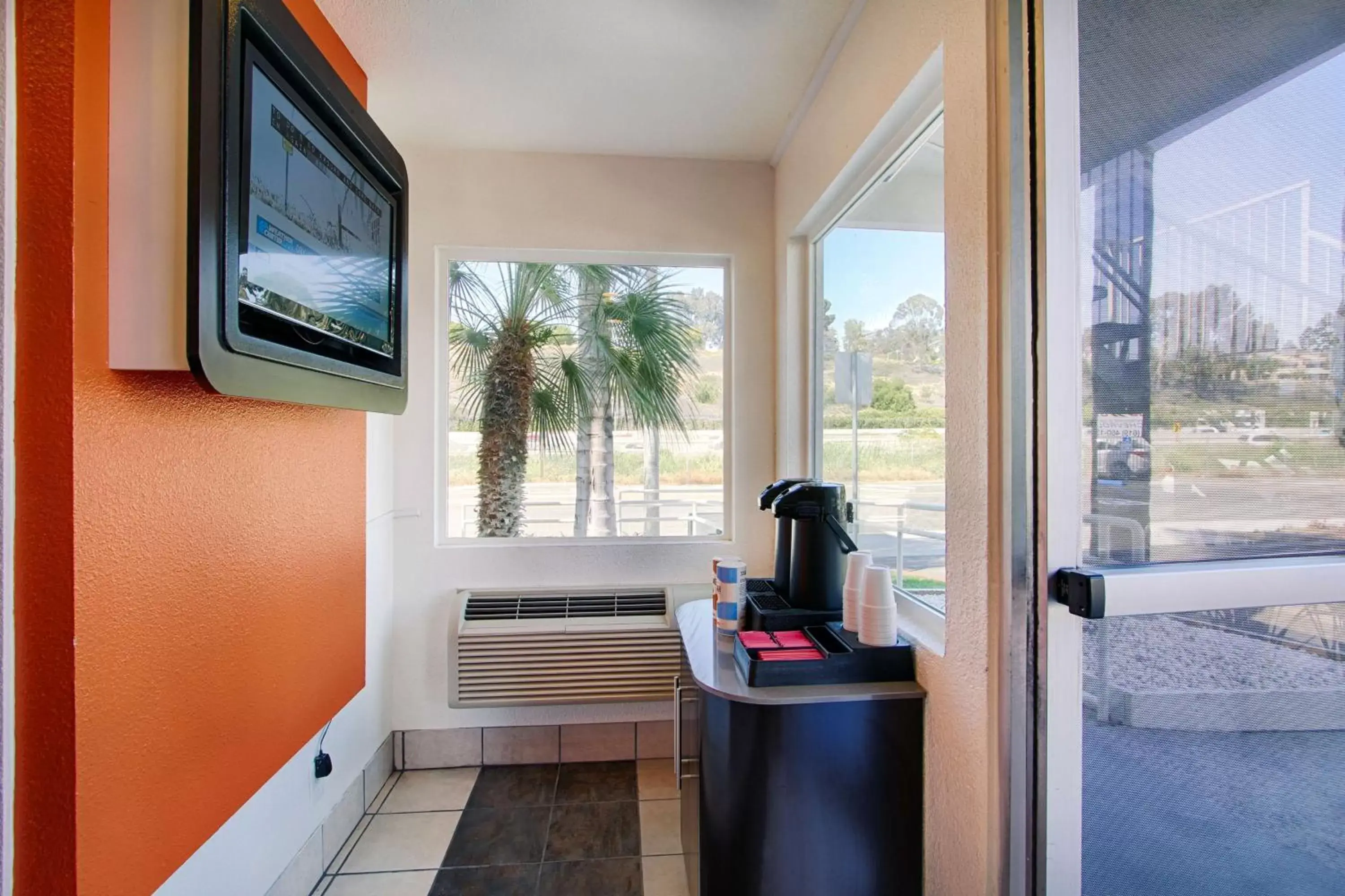 Communal lounge/ TV room, Coffee/Tea Facilities in Motel 6-La Mesa, CA - San Diego
