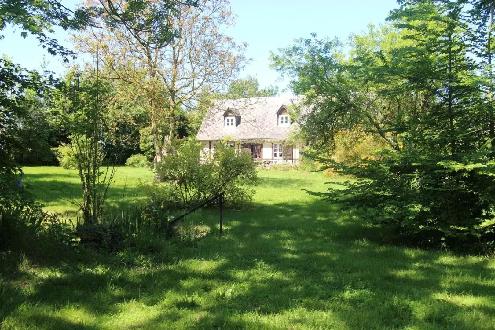 Property Building in Le Pommenial de la Hérissonnière