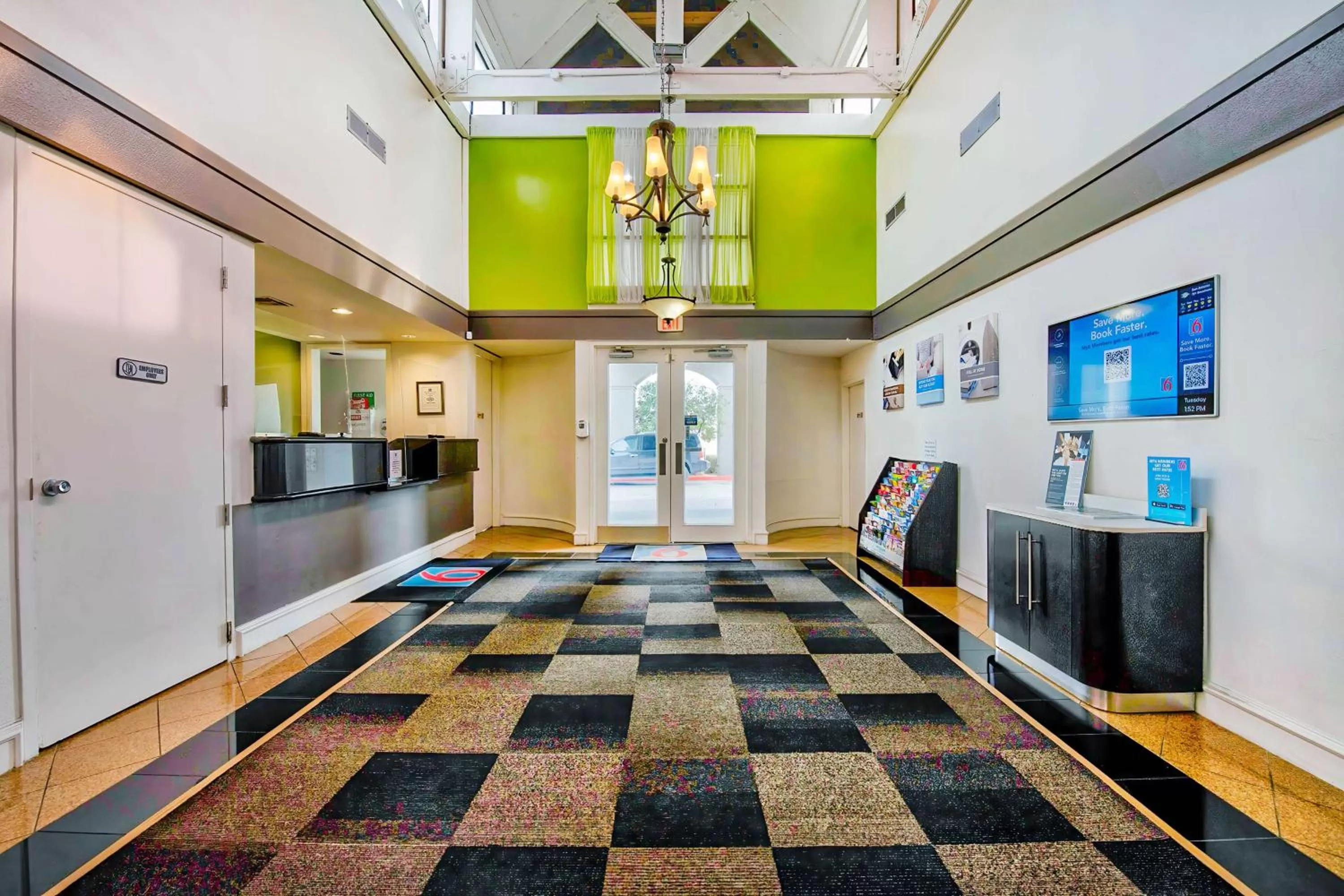 Lobby or reception in Studio 6-San Antonio, TX - Airport