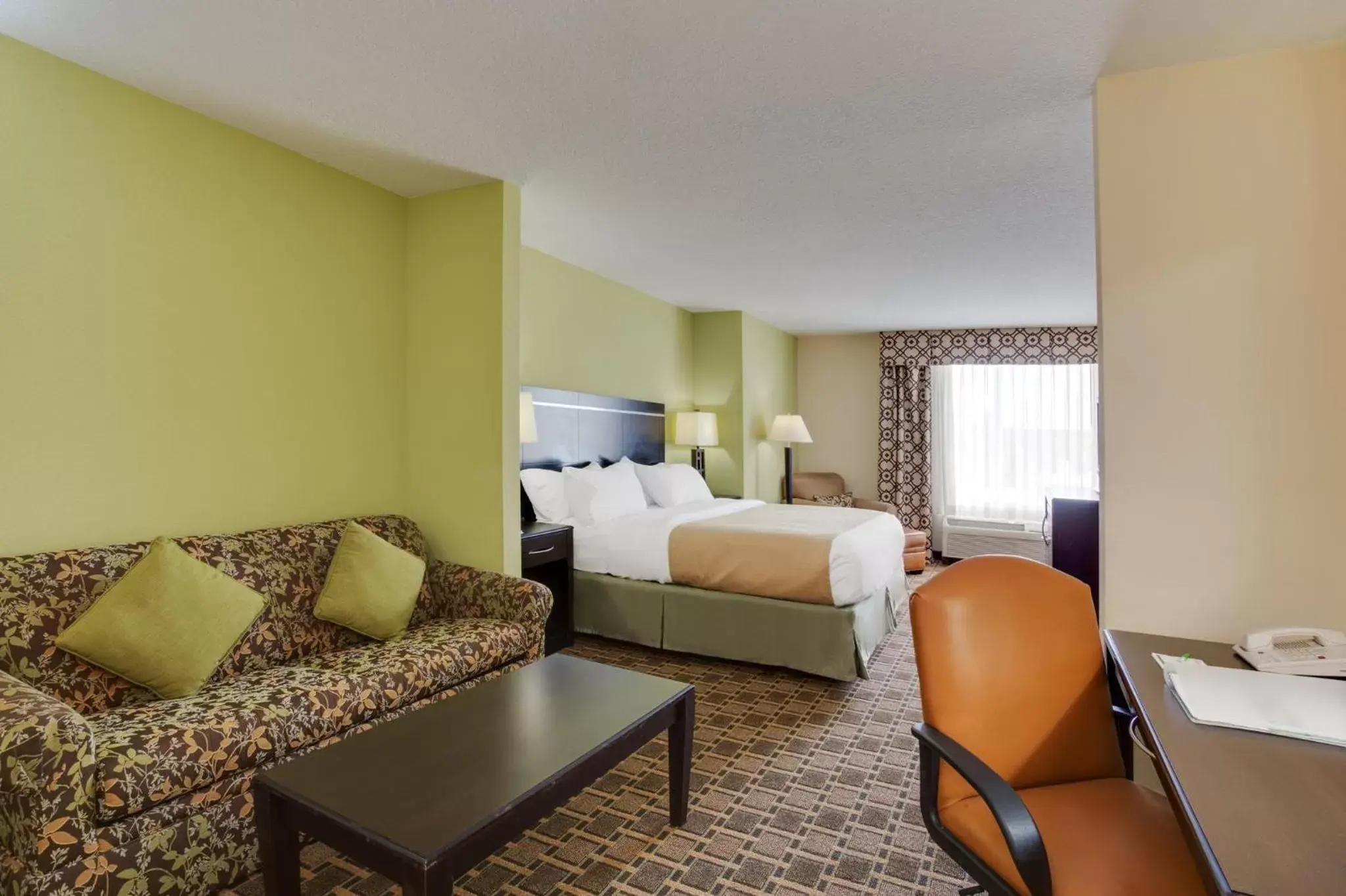 Photo of the whole room, Seating Area in Holiday Inn Statesboro-University Area, an IHG Hotel