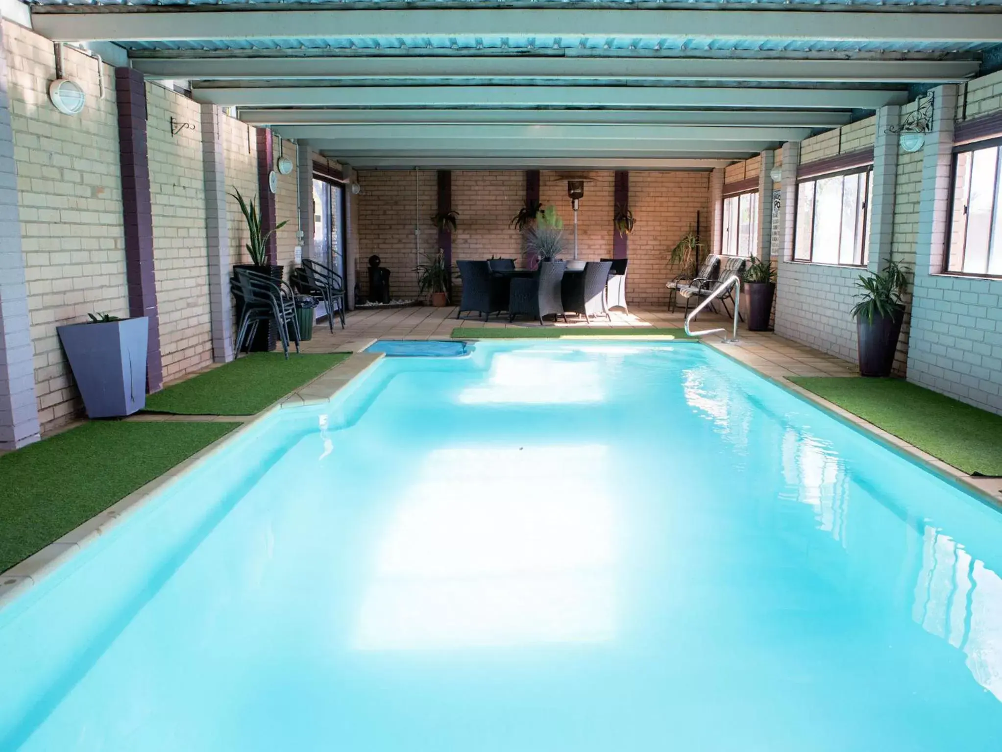 Swimming Pool in Cameo Inn Motel