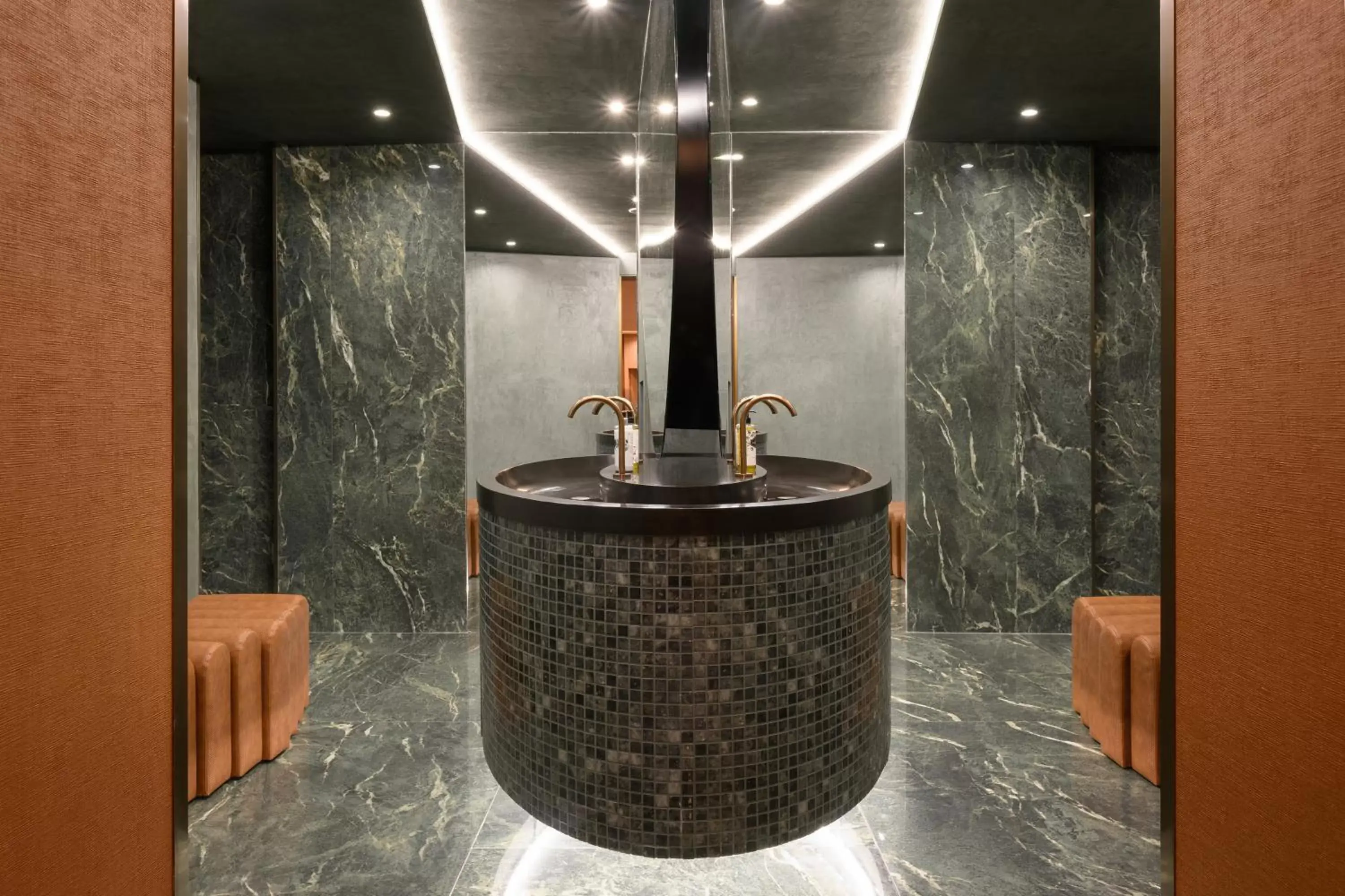 Lobby or reception, Bathroom in Hotel Coimbra Aeminium, Affiliated by Meliá