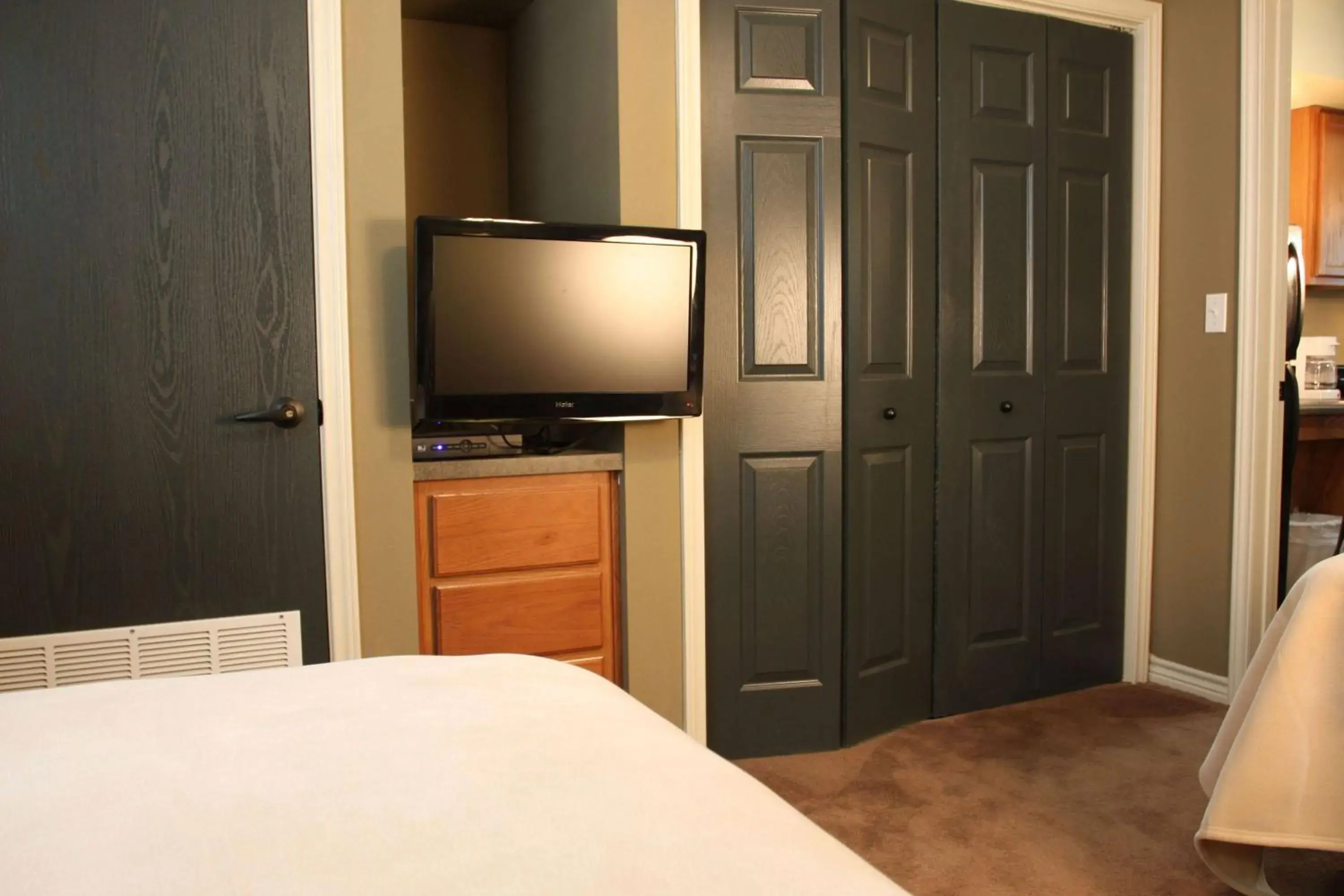 Bed, TV/Entertainment Center in Eagle's Den Suites Cotulla a Travelodge by Wyndham