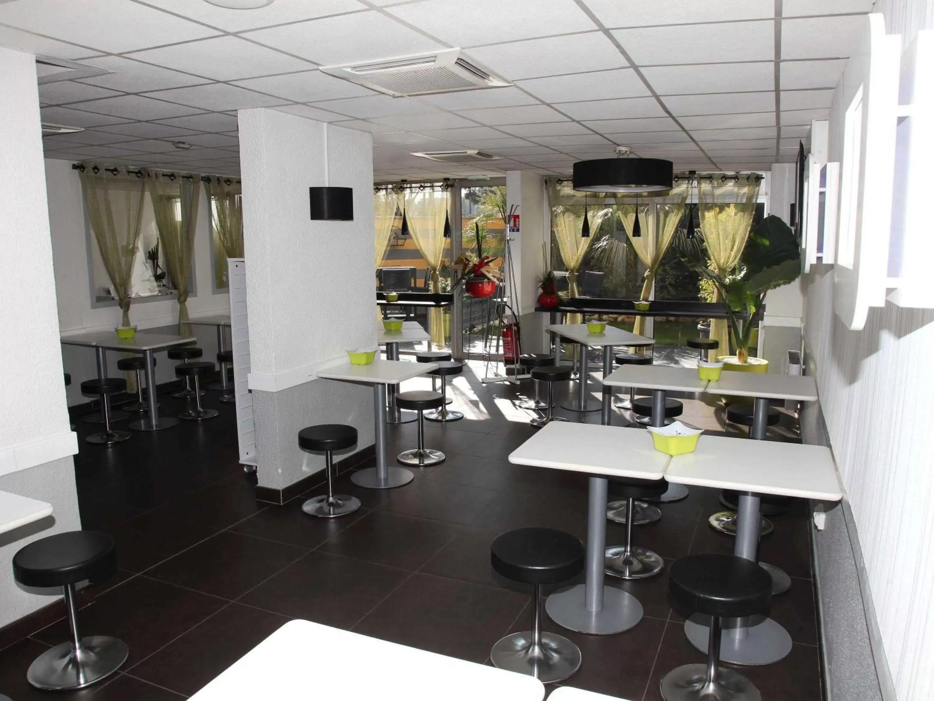 Restaurant/places to eat in Hotel Ibis Budget Nice Palais Nikaia