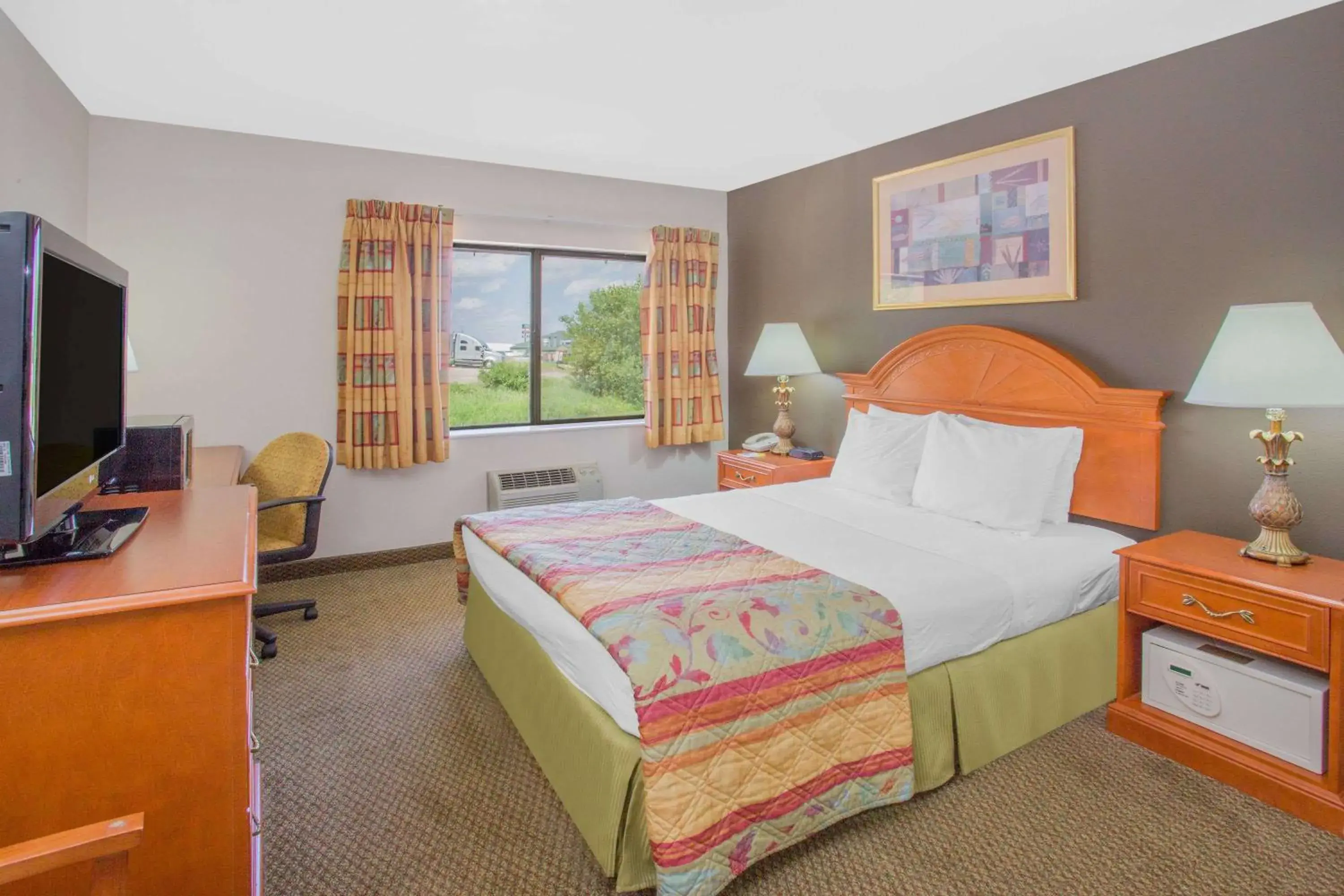 Photo of the whole room, Bed in Days Inn by Wyndham Portage