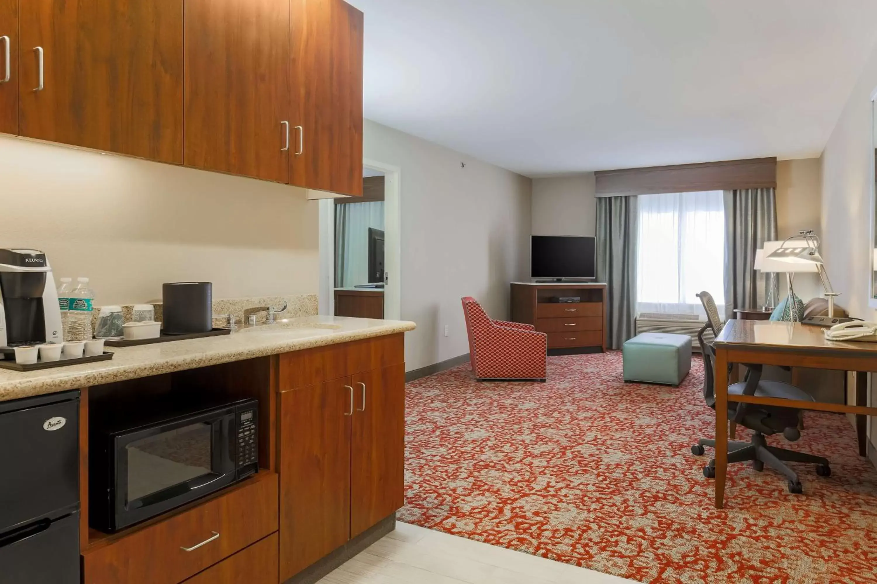 Bedroom, Kitchen/Kitchenette in Hilton Garden Inn Nanuet