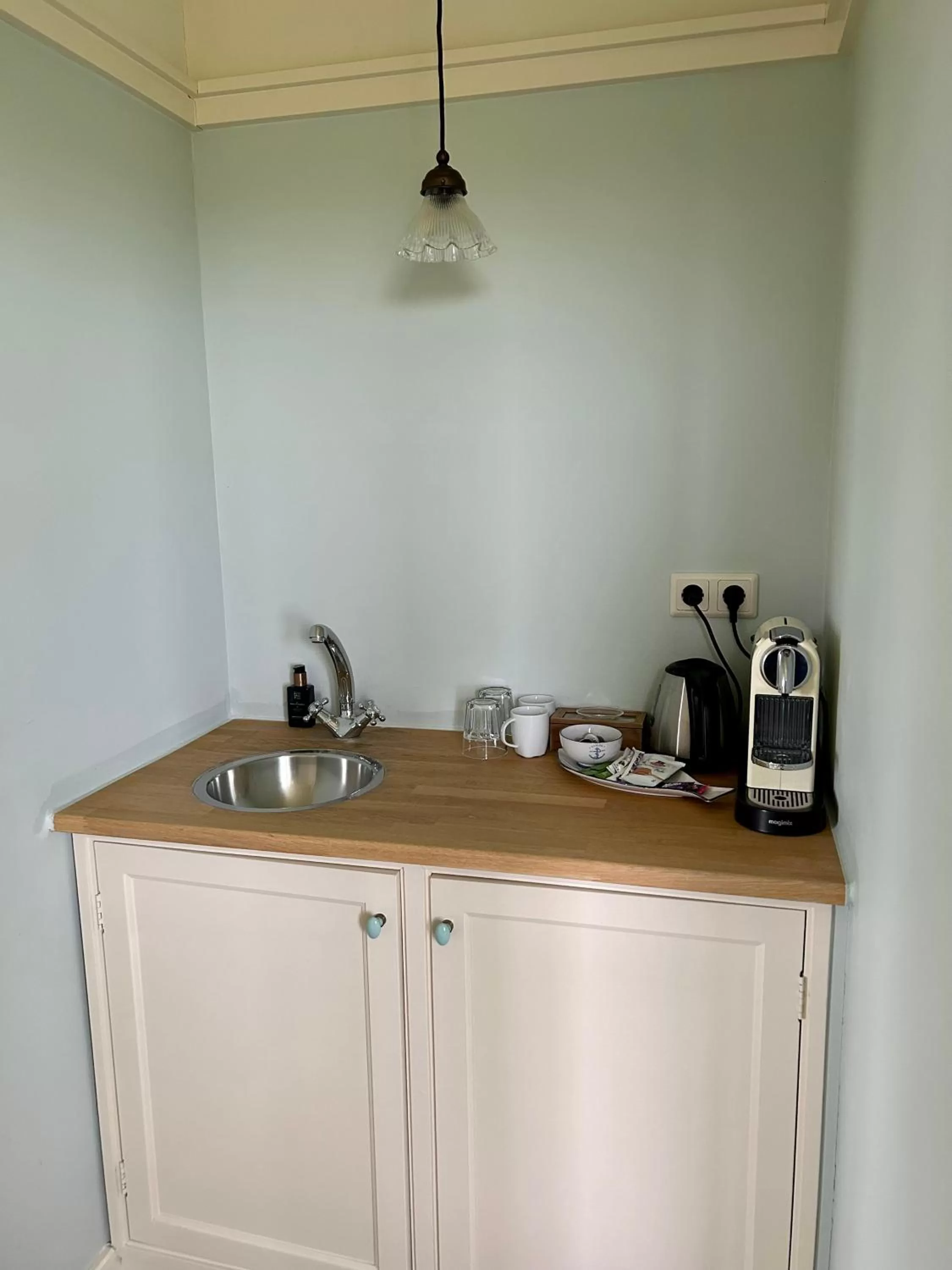Coffee/tea facilities, Kitchen/Kitchenette in B&B Villa Nieuwland
